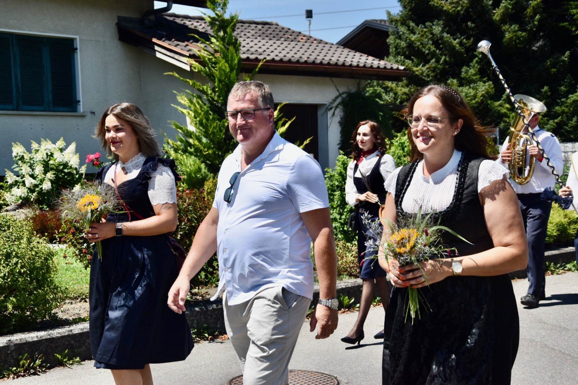 Festumzug und Fahneneinzug in das Festzelt - eine große Freude auch für die glückliche Koblacher Kapellmeisterin Angela Palfrader sowie Gerd Ströhle und Musikvereinsobmann - hier zusammen mit Festobfrau Magdalena Raffeiner.