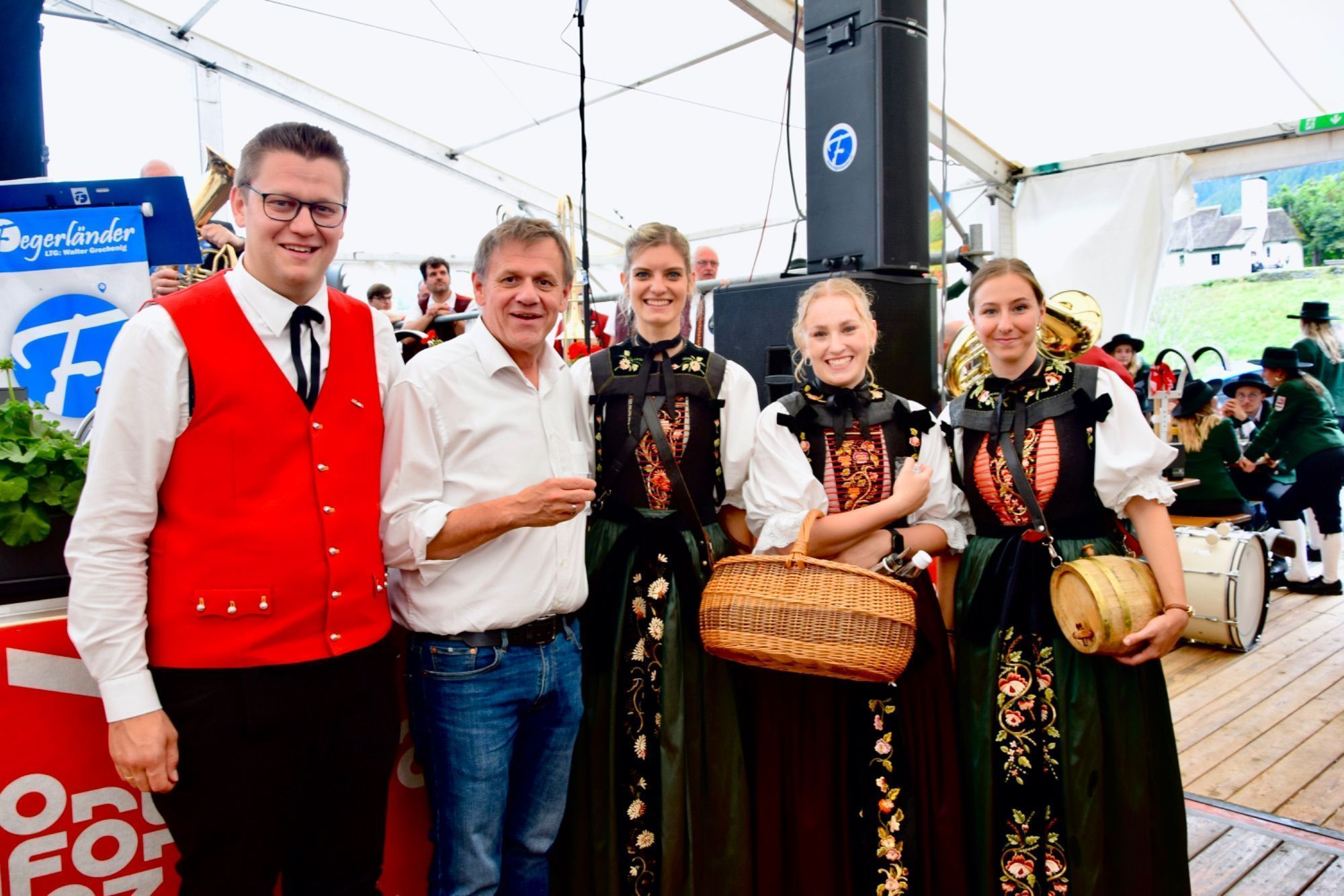 Obmann Peter Scheider (Harmoniemusik Vandans) und Bundesrat Christoph Thoma (Festführer) mit Marketenderinnen.