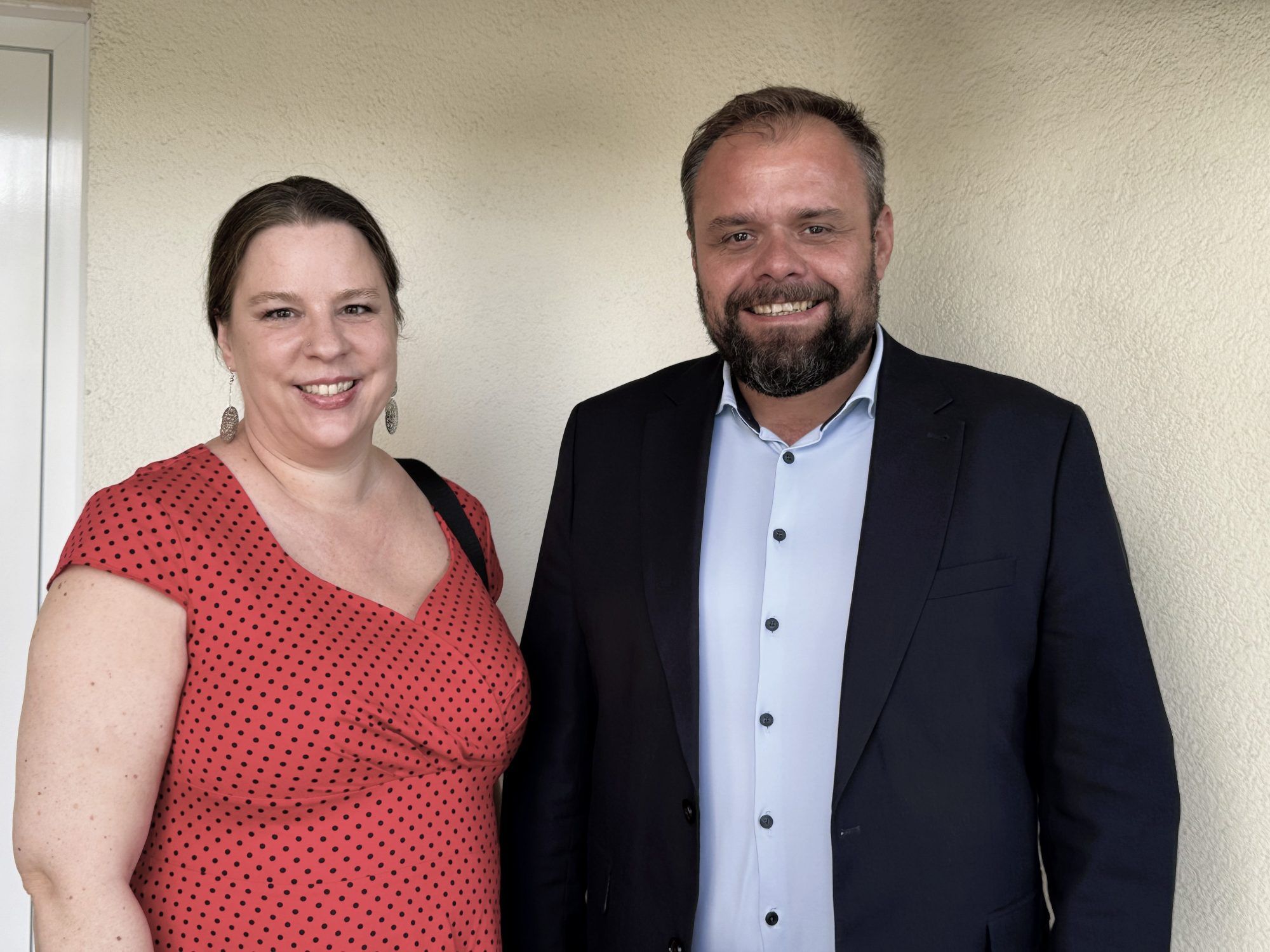 Ordinationsassistentin Ursula Kouskouvatas und Bürgermeister Markus Fäßler.