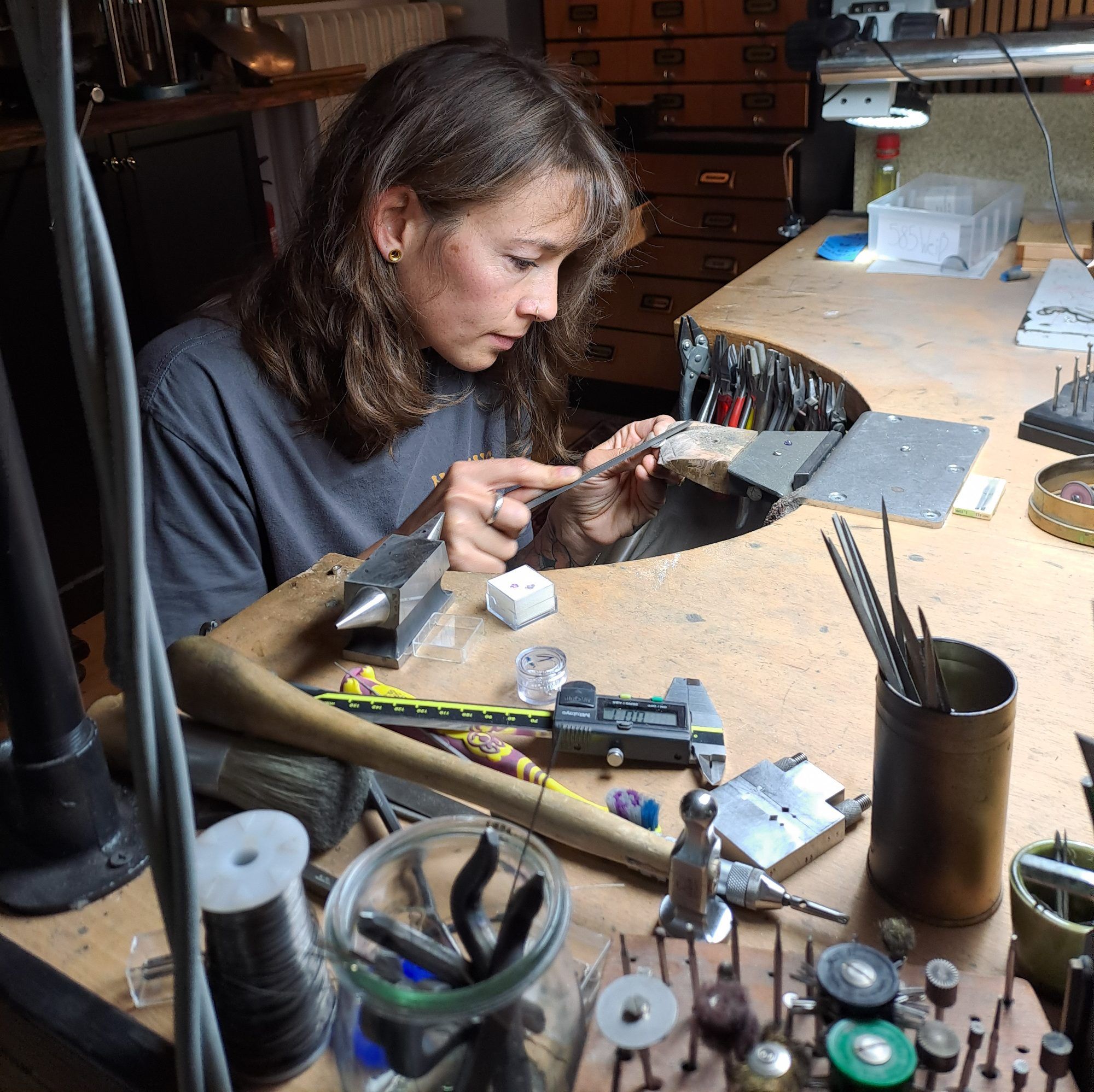 Gold, Silber und Edelsteine verhalten sich unterschiedlich, verlangen Erfahrung im Umgang und handwerkliches Geschick.