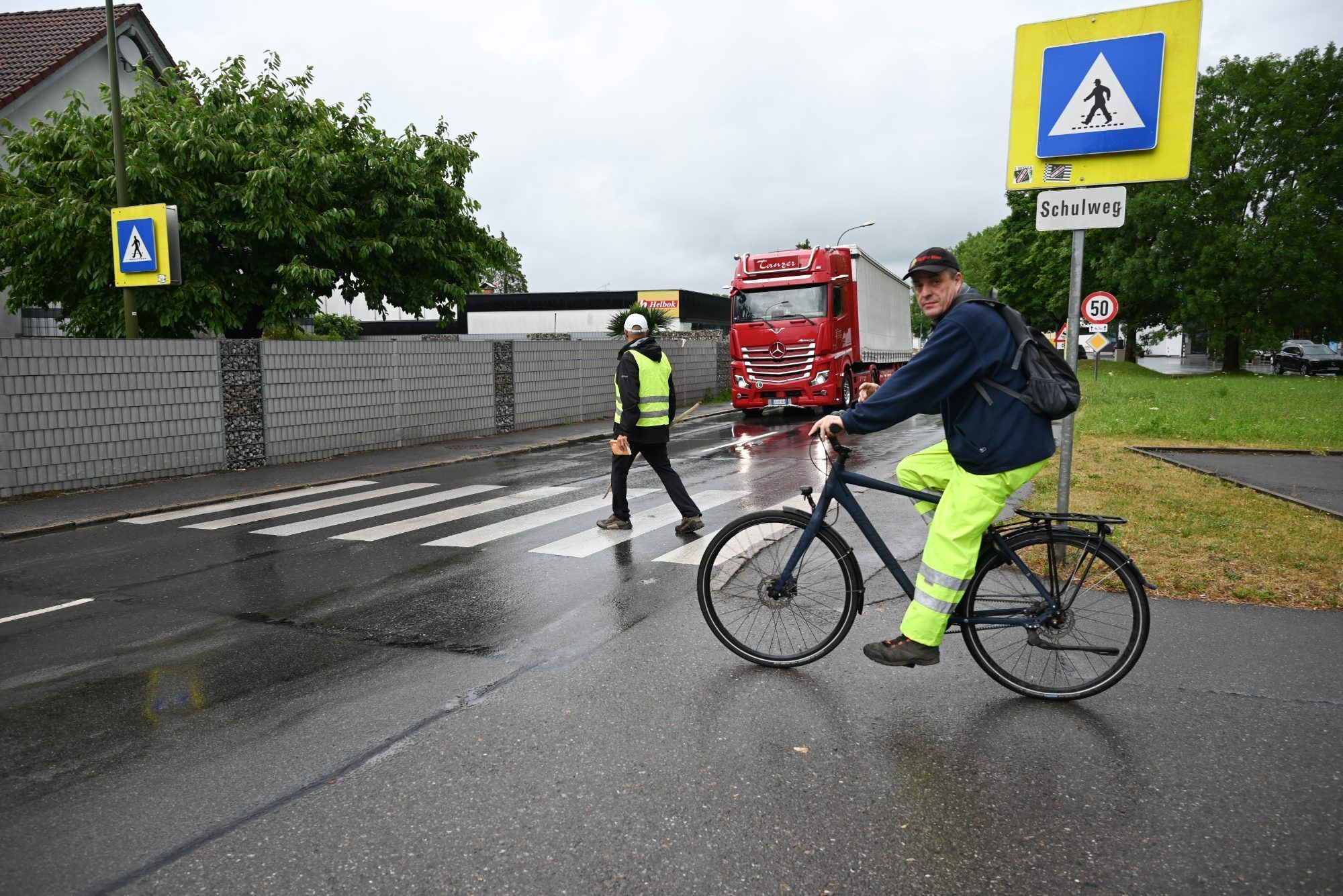 Genug von den vielen Unfällen hat Markus Hämmerle: Er sorgt eigenhändig für einen sicheren Übergang in der Zellgasse.