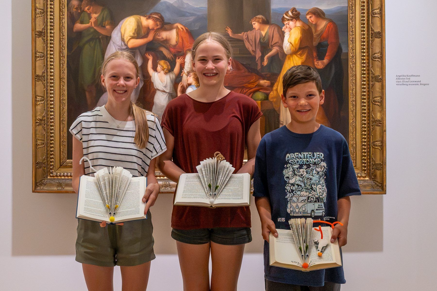 Mayla, Mia und Theo mit ihren selbstgebastelten Leseratten