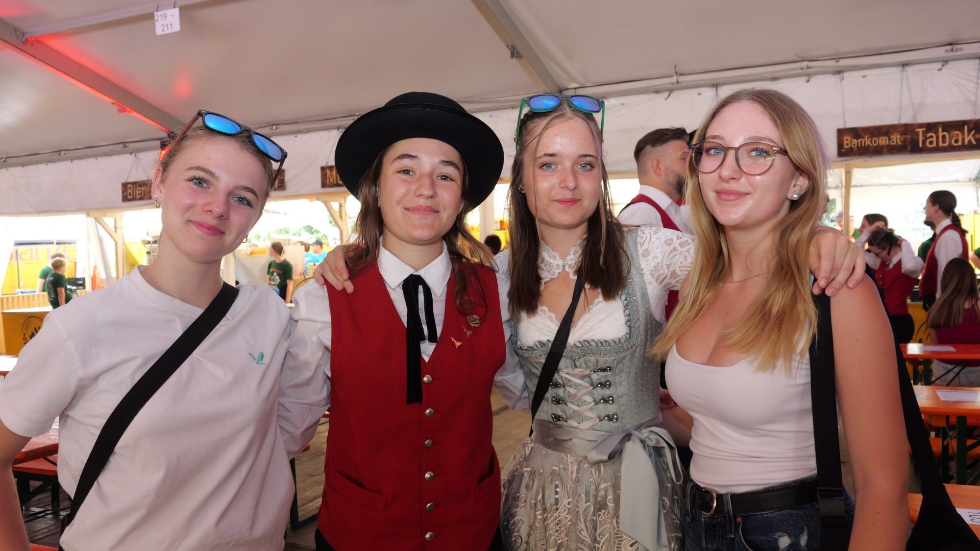 Feierten drei Tage Feuerwehr-Party: Pia, Kathrin, Meike und Leonie.