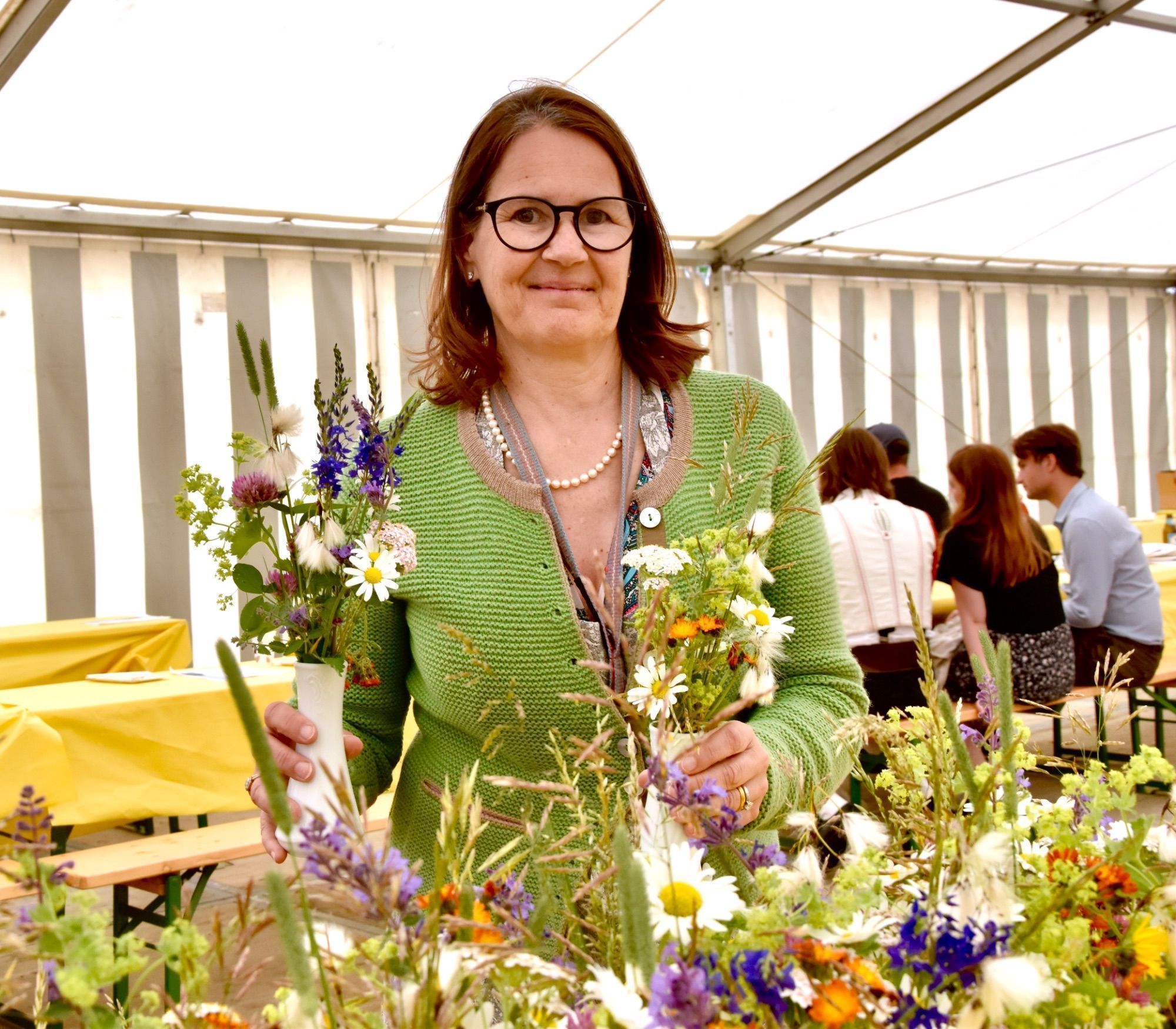 Ein farbenfrohes Bild: Beim Aufräumen nach dem Jubiläumsfest kümmerte sich Johanna Moosbrugger im Zelt unter anderem um die Blumen.