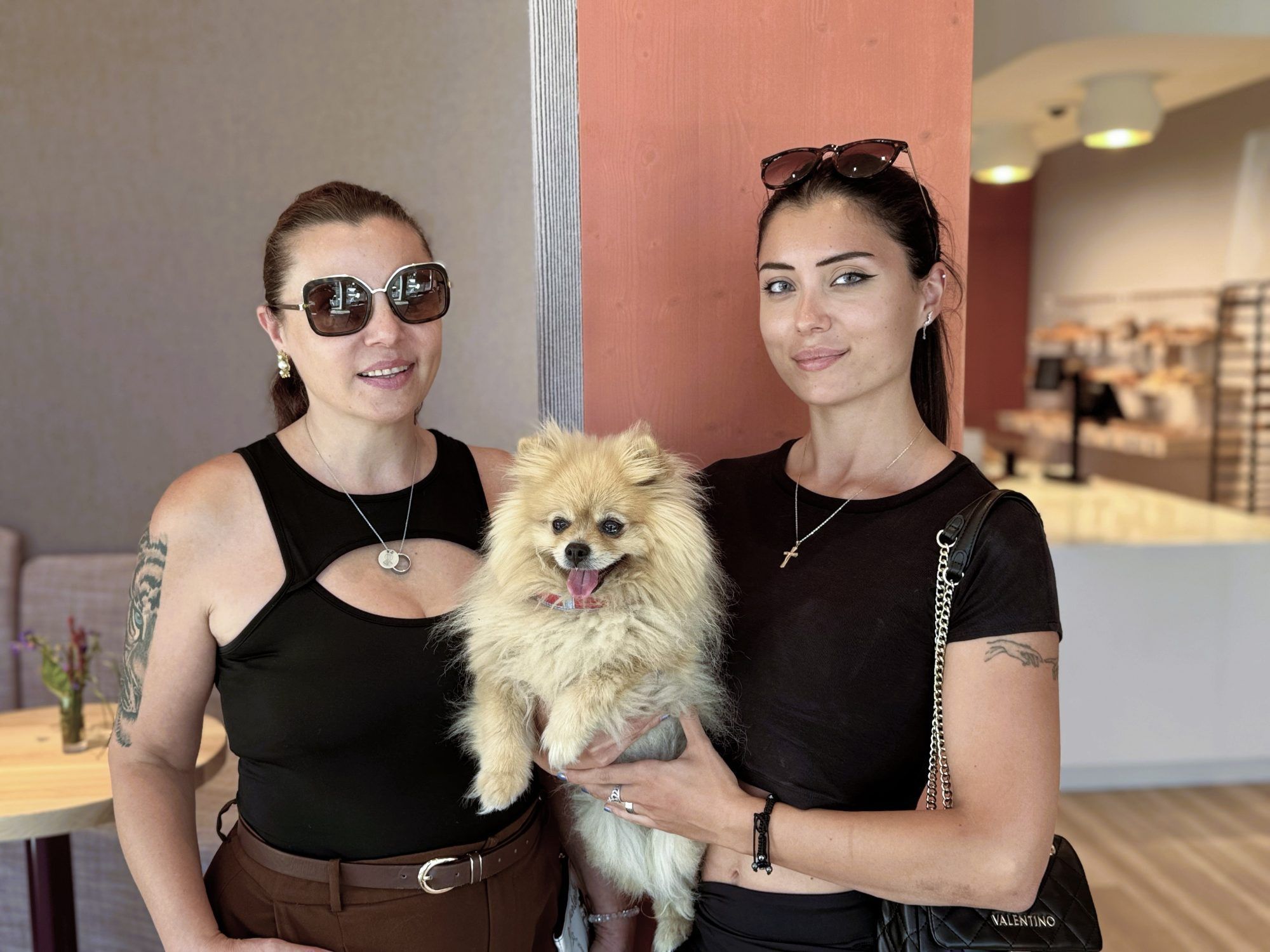 Lela und Lara Matic kamen mit Medo zur Eröffnung.
