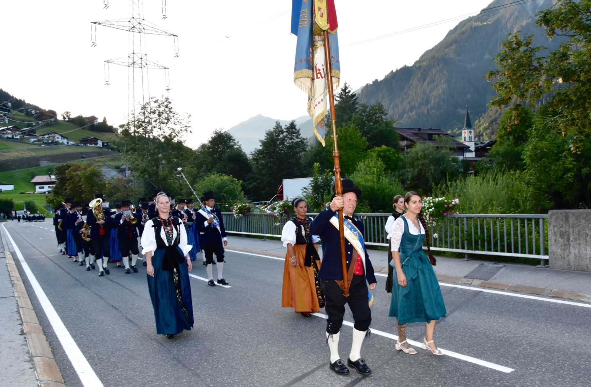 Internationale Musikvereine waren zum dreitägigen Jubiläumsfest der Bürgermusik Gaschurn-Partenen nach Gaschurn angereist. Für Stimmung im Festzelt sorgten etwa Volxrock und die Fegerländer. Den Fassanstich nahm Bgm. Daniel Sandrell vor.