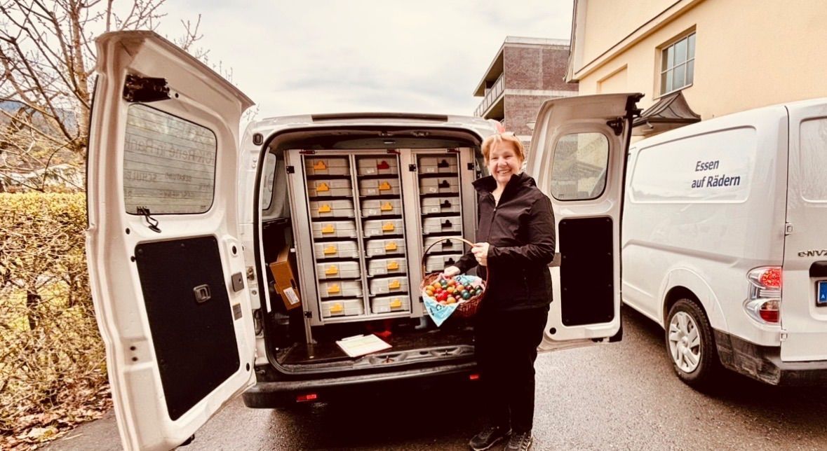 Ulla Kasiow hat alle auszuliefernden Menüs in den Lieferwagen eingeladen.