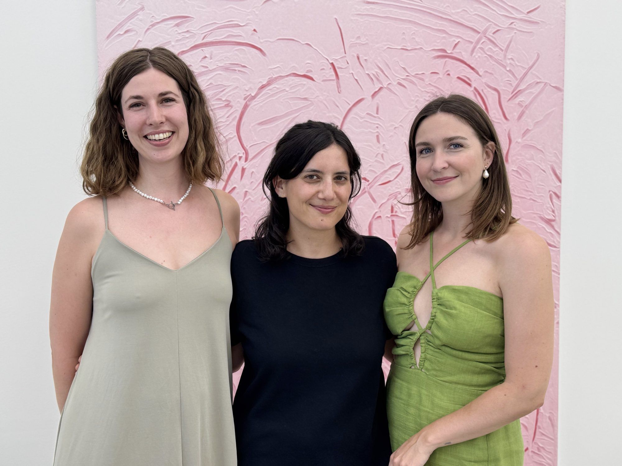 Fanny Zerz und Franca Zitta (Astoria Artshow) mit Schmuckberaterin Allegra Zerz.