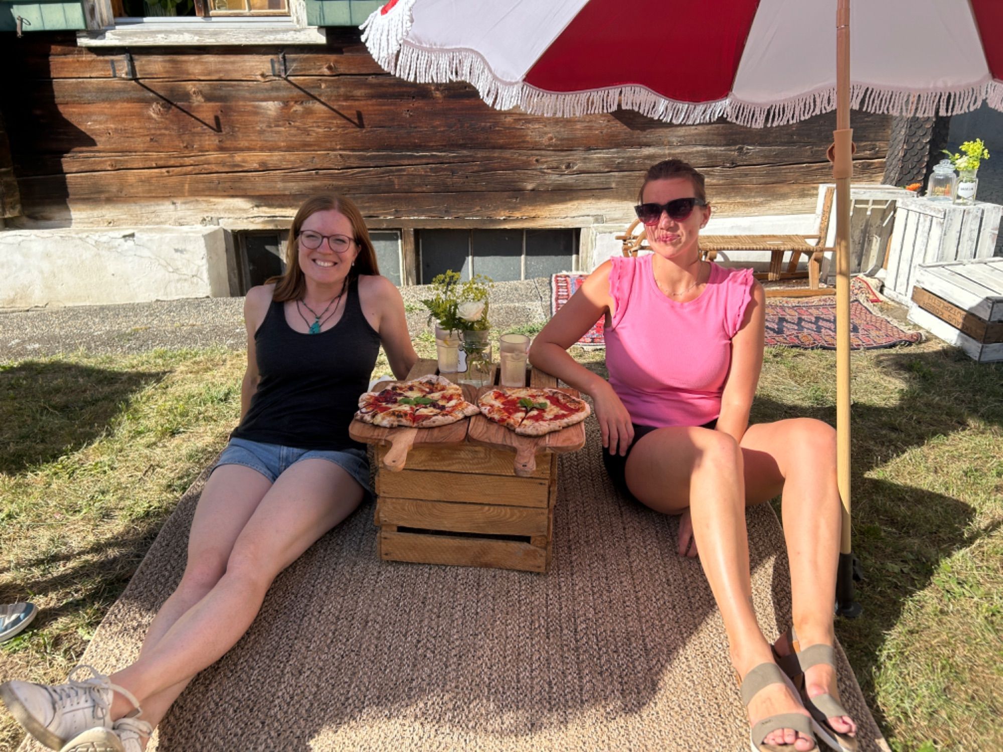 Barbara Ganahl und Nadja Bitschnau genossen Pizza im Garten.