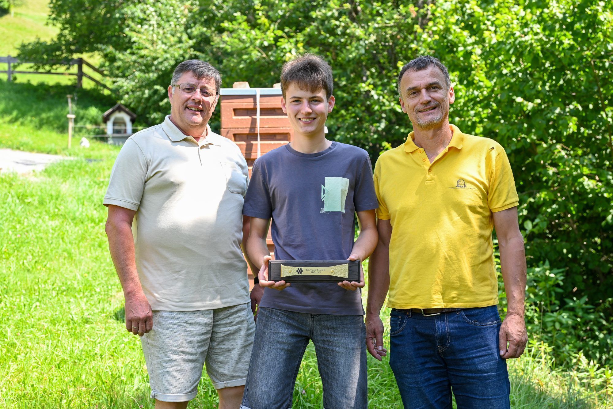 Freuten sich sehr mit dem frischgebackenen Weltmeister Fabio Rieder der Jungimker: Martin Alfare, Lehrreferent (links) und Präsident Gerhard Mohr (rechts).