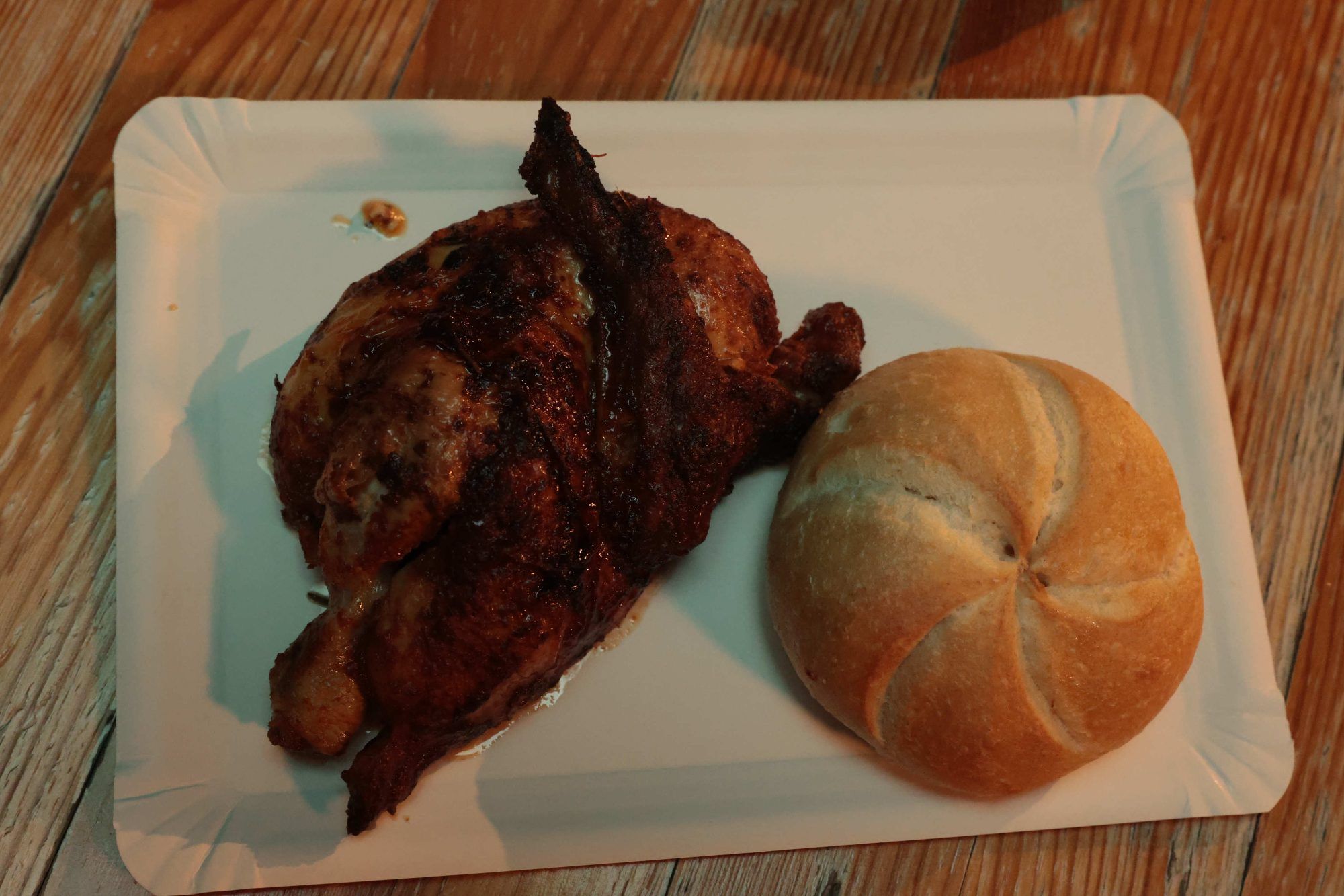 Ein halbes Grillhennele nach der speziellen Rezeptur von