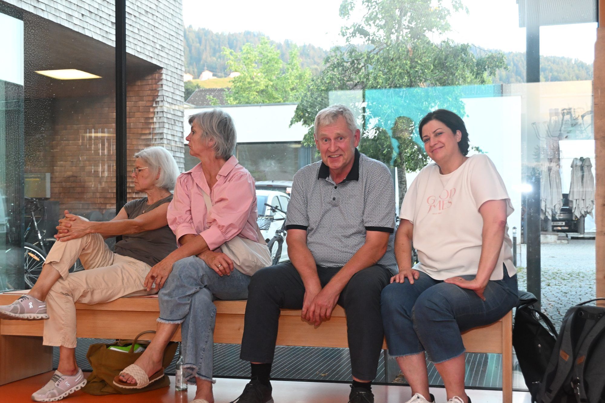 Angelika Schwarzmann, Petra Raid, Lothar Eiler mit Helene (Lebold Pub))