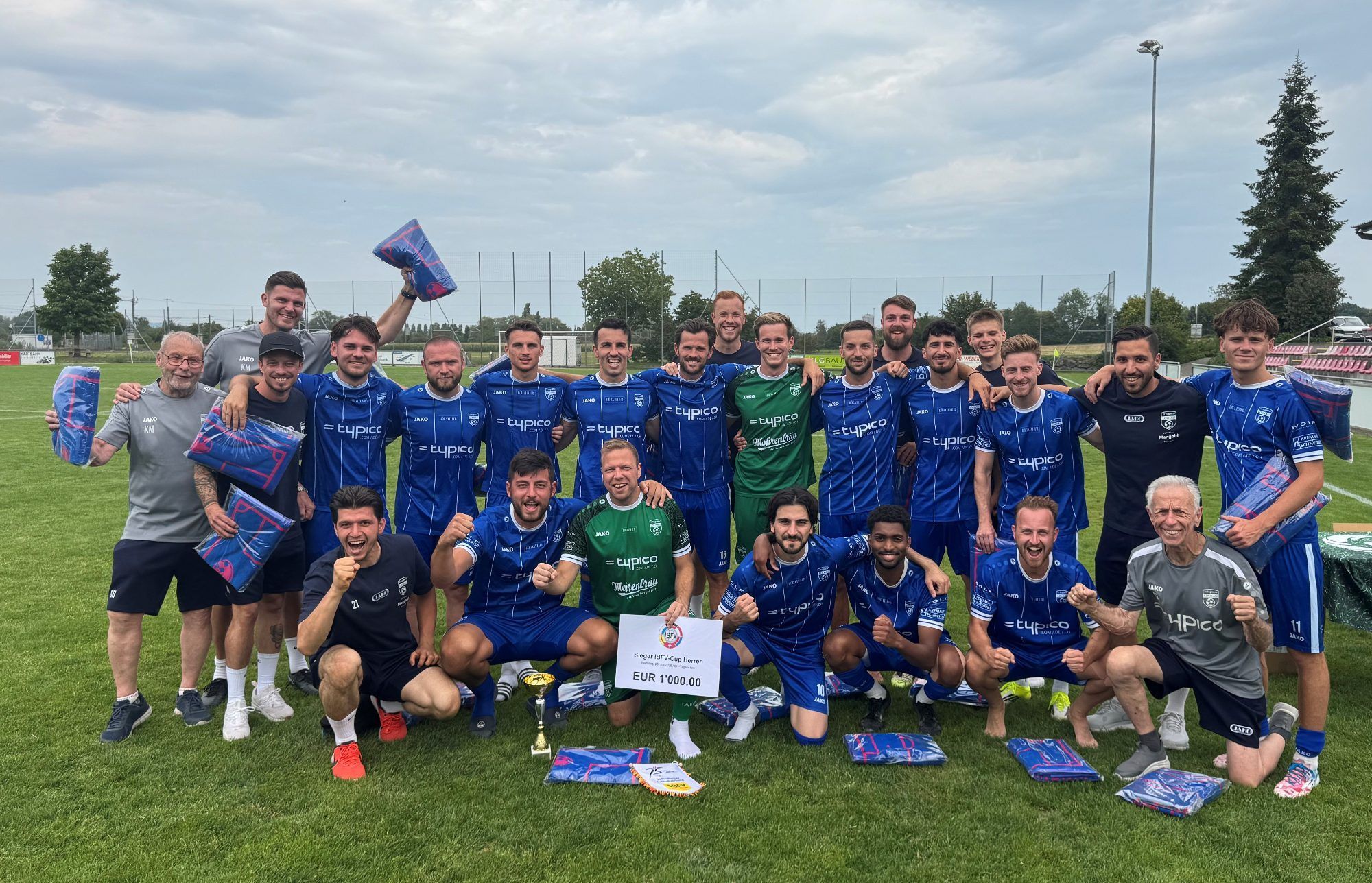 Als Turniersieger hat das Team des SV typico Lochau den Pokal beim IBFV-Cup Herren 2026 in Tägerswil in der Schweiz erfolgreich verteidigt.