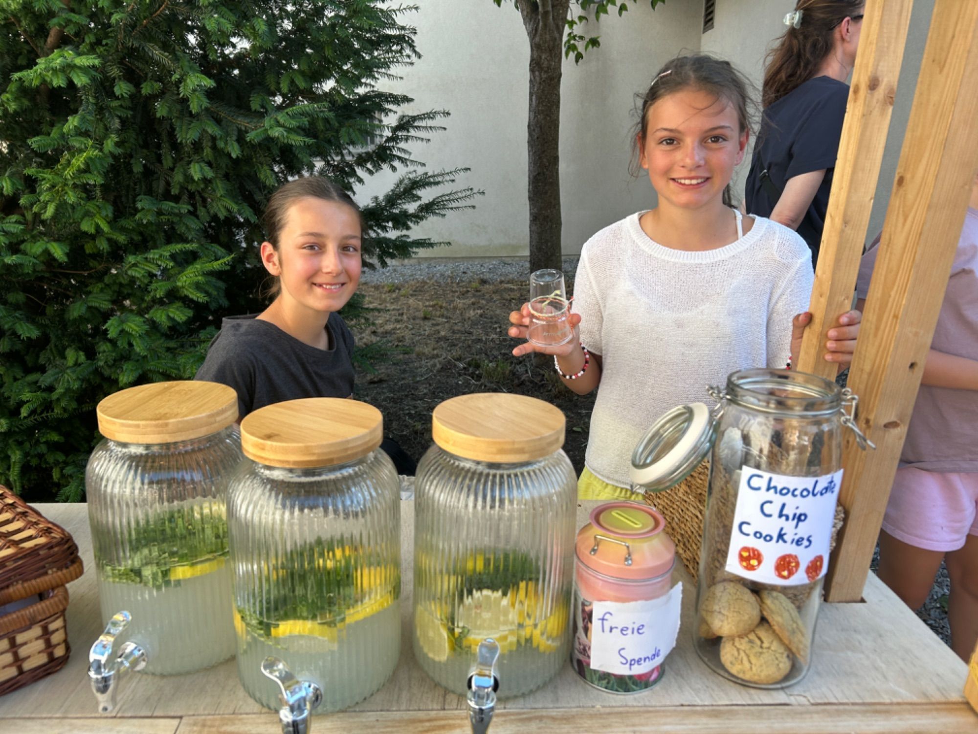 Lena und Nora boten eisgekühlte Limonade an