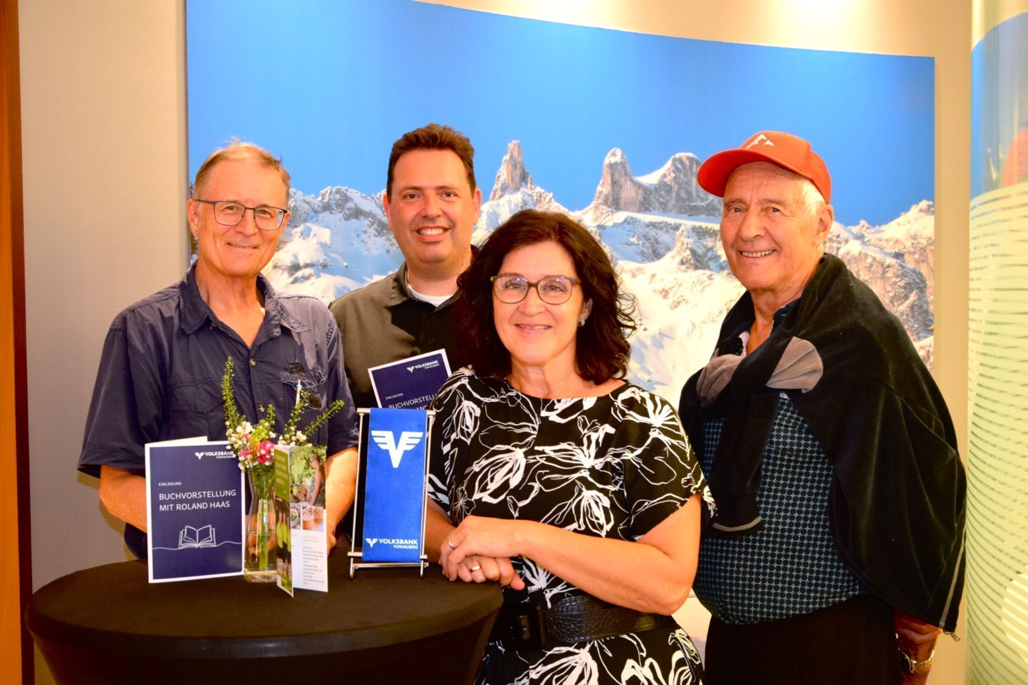 Künstler Roland Haas, Dir. Manuel Bitschnau (Montafon Tourismus, Genussboutique Montafon), Petra Wachter (Volksbank) und Eckart Stemer
