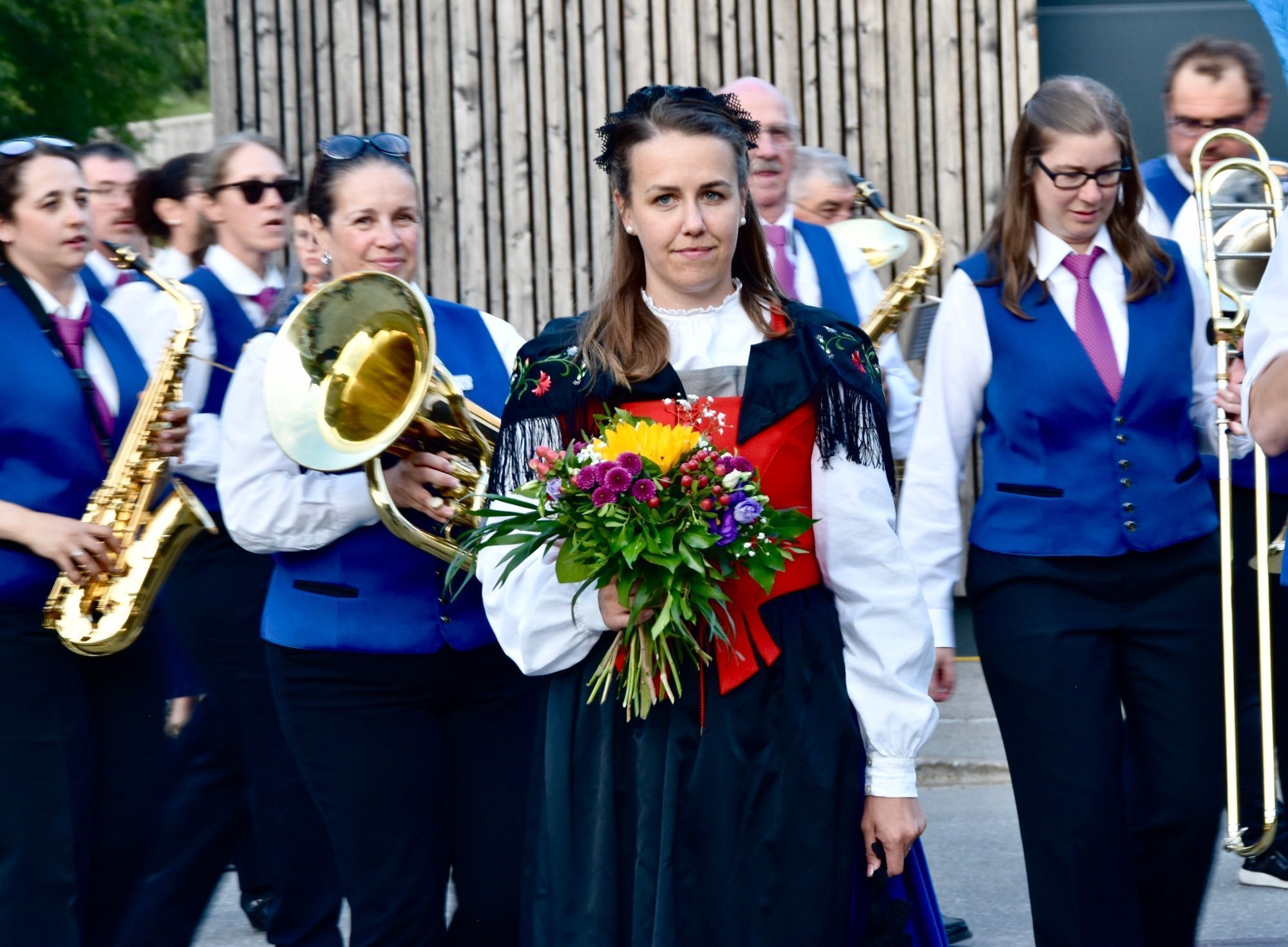 Internationale Musikvereine waren zum dreitägigen Jubiläumsfest der Bürgermusik Gaschurn-Partenen nach Gaschurn angereist. Für Stimmung im Festzelt sorgten etwa Volxrock und die Fegerländer. Den Fassanstich nahm Bgm. Daniel Sandrell vor.