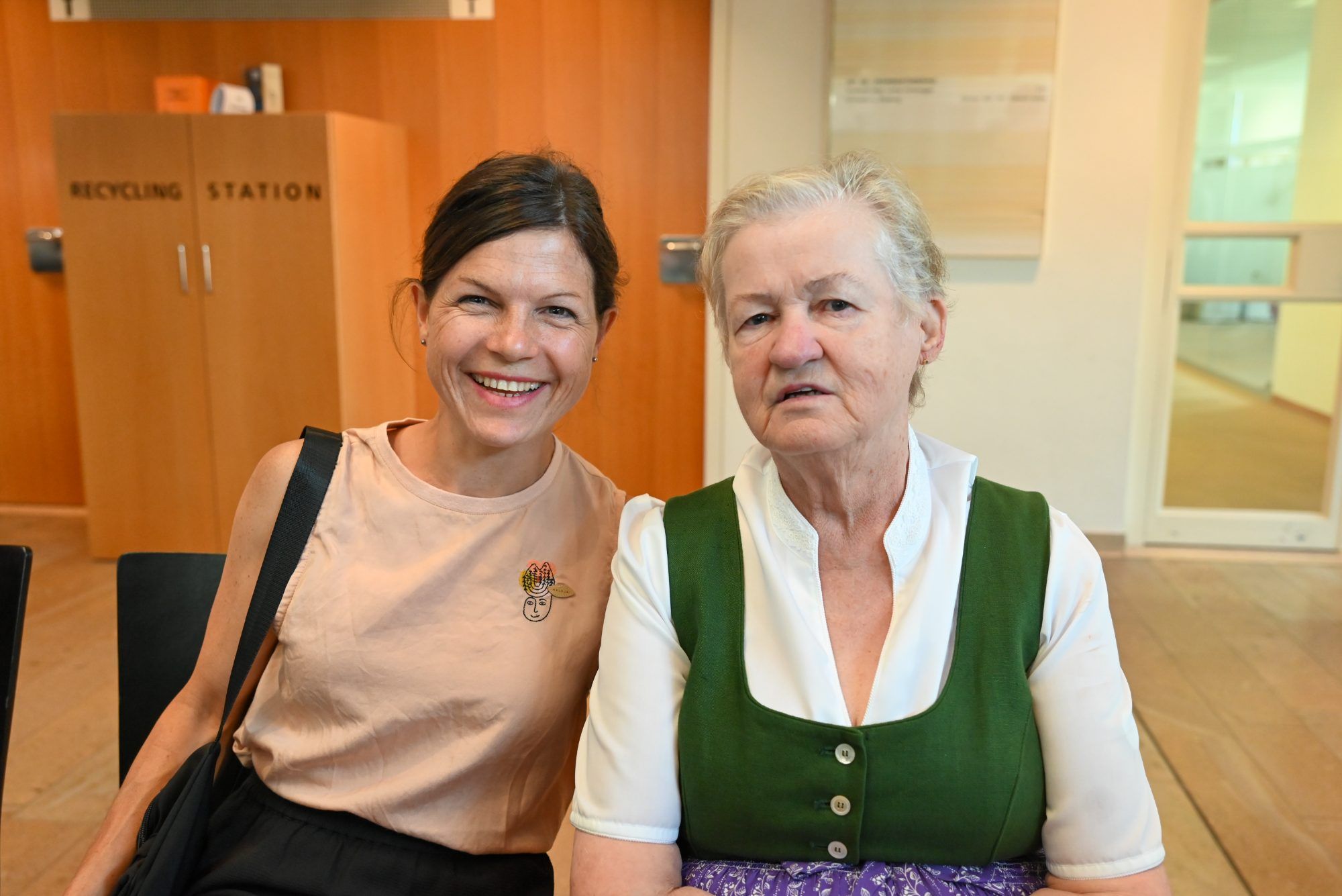 Kristin Faschingleitner, Lehrerin des Bubenteams der HAK-Bregenz mit dem Fan Elisabeth Lampert.