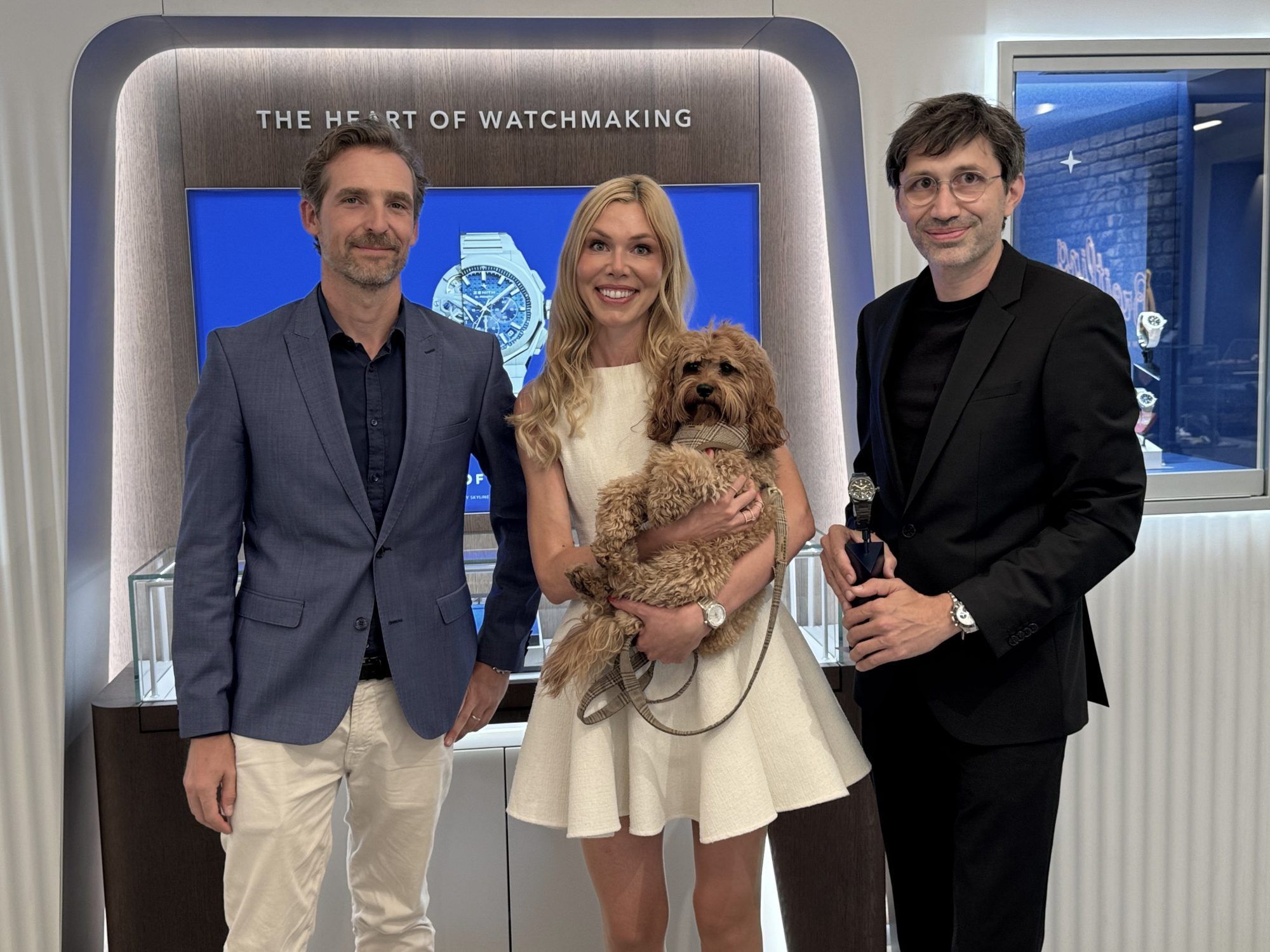 Zenith-Brand Manager Nicolas Ruellan, Katharina Kopf mit Coco und Andreas Kopf bei der Eröffnung des exklusiven Zenith-Corners.