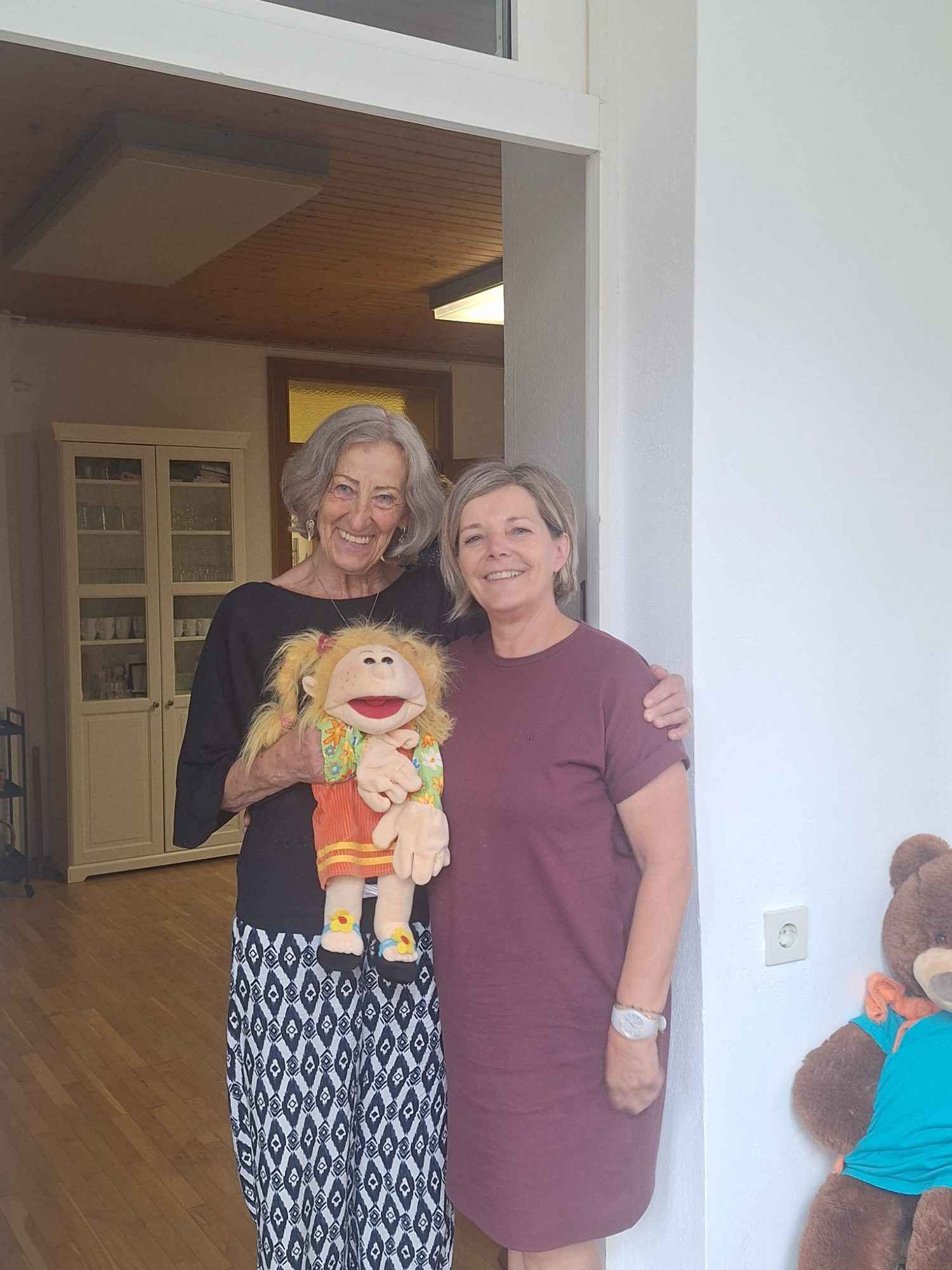 Auch bei Hospiz für Kinder und Jugendliche (HOKI) ist Klara Breuss im Einsatz. Hier im Bild mit Silvia Mähr von Hospiz Vorarlberg. (Foto: GHP)