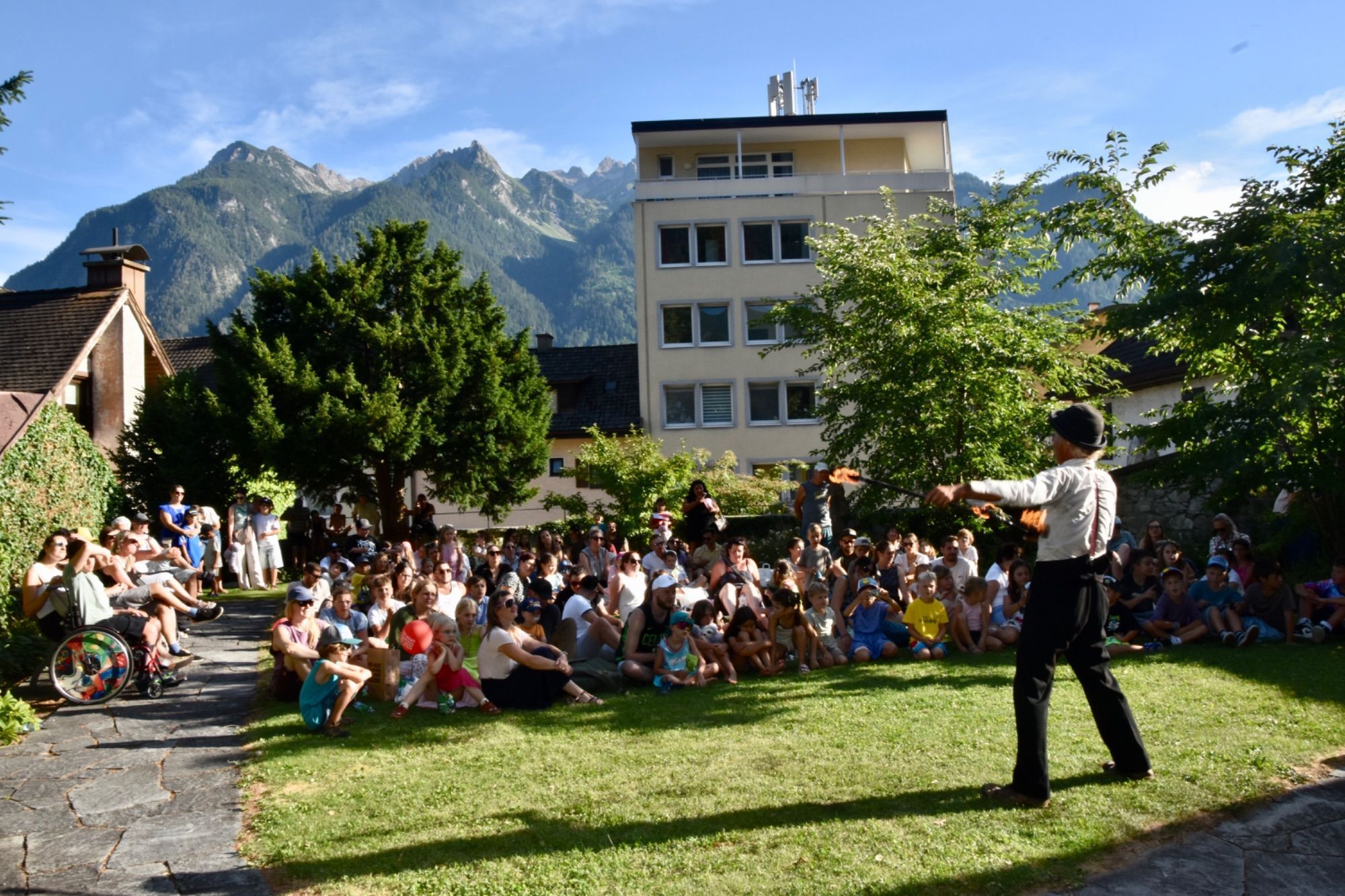 Feuershow von und mit „Clown Pompo“ im Schossgarten in Bludenz. Foto: Gerhard Scopoli