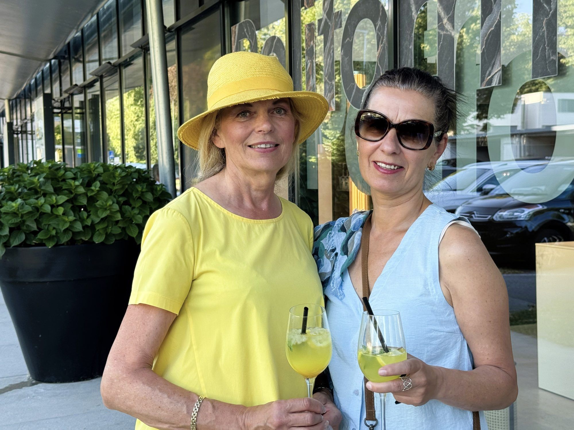 Cornelia Wolf und Kunsthistorikerin Brigitte Raos genossen den Abend.
