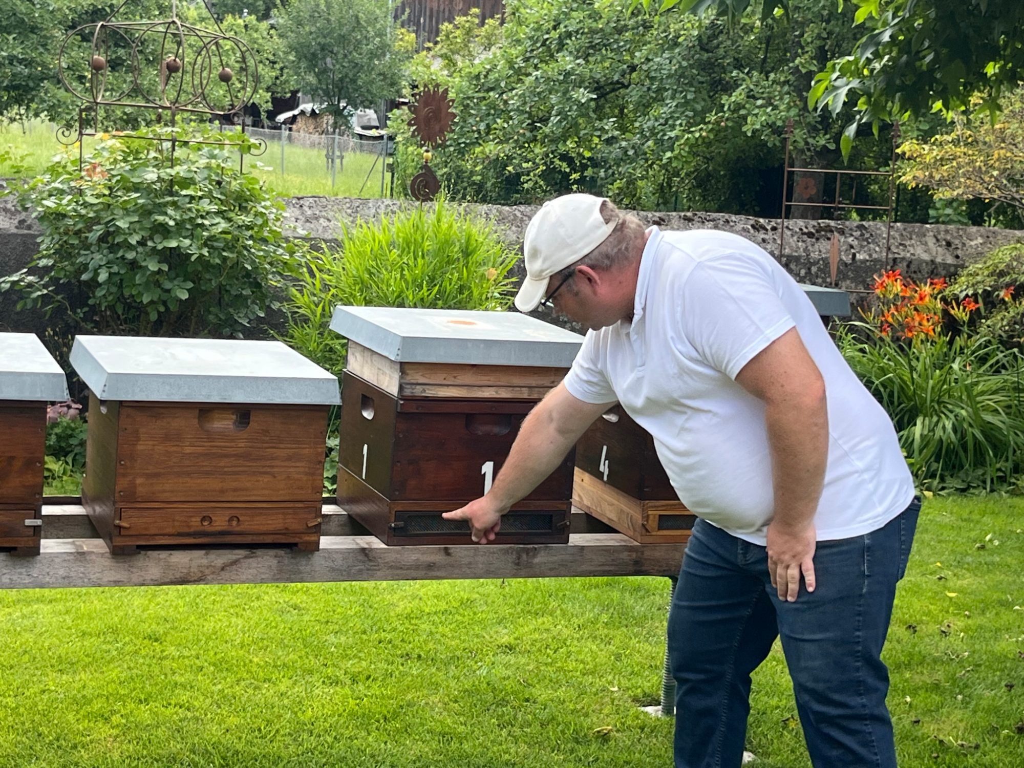 Der Imker Philipp Scheiber lud die Schülerinnen und Schüler der 2a in seinen Garten bzw. in sein