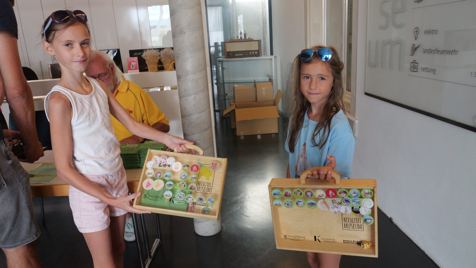 Lara und Pia mit ihren vollgepackten Reisekoffern von