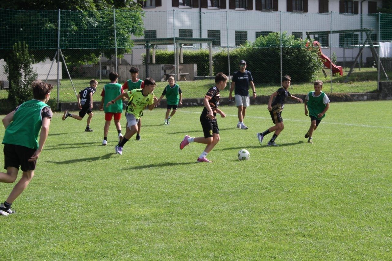 Trotz großer Hitze Kampf um jeden Ballgewinn.