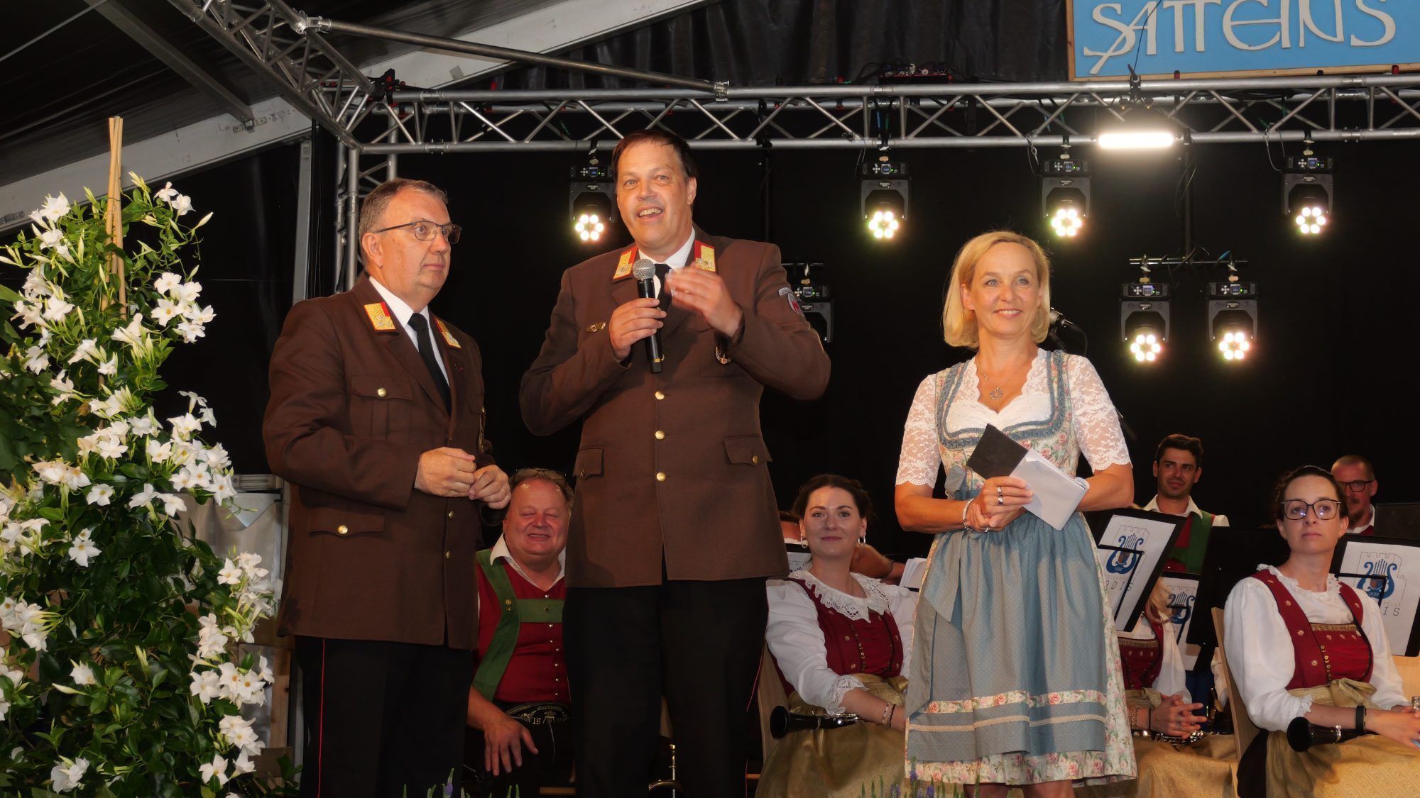 Bezirksfeuerwehrinspektor Wolfgang Huber (links) und Satteins Ehrenobmann Andreas Hosp freuten sich über das gelungene Bezirksfeuerwehrfest.