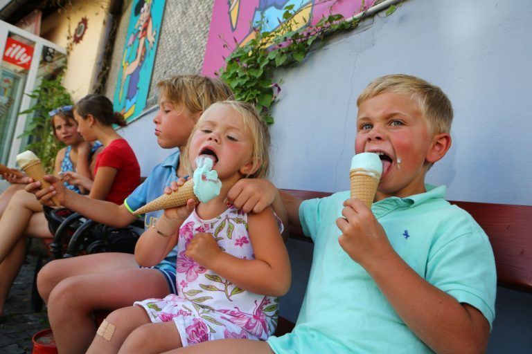 Familien erwartet ein Sommer auf Sparflamme