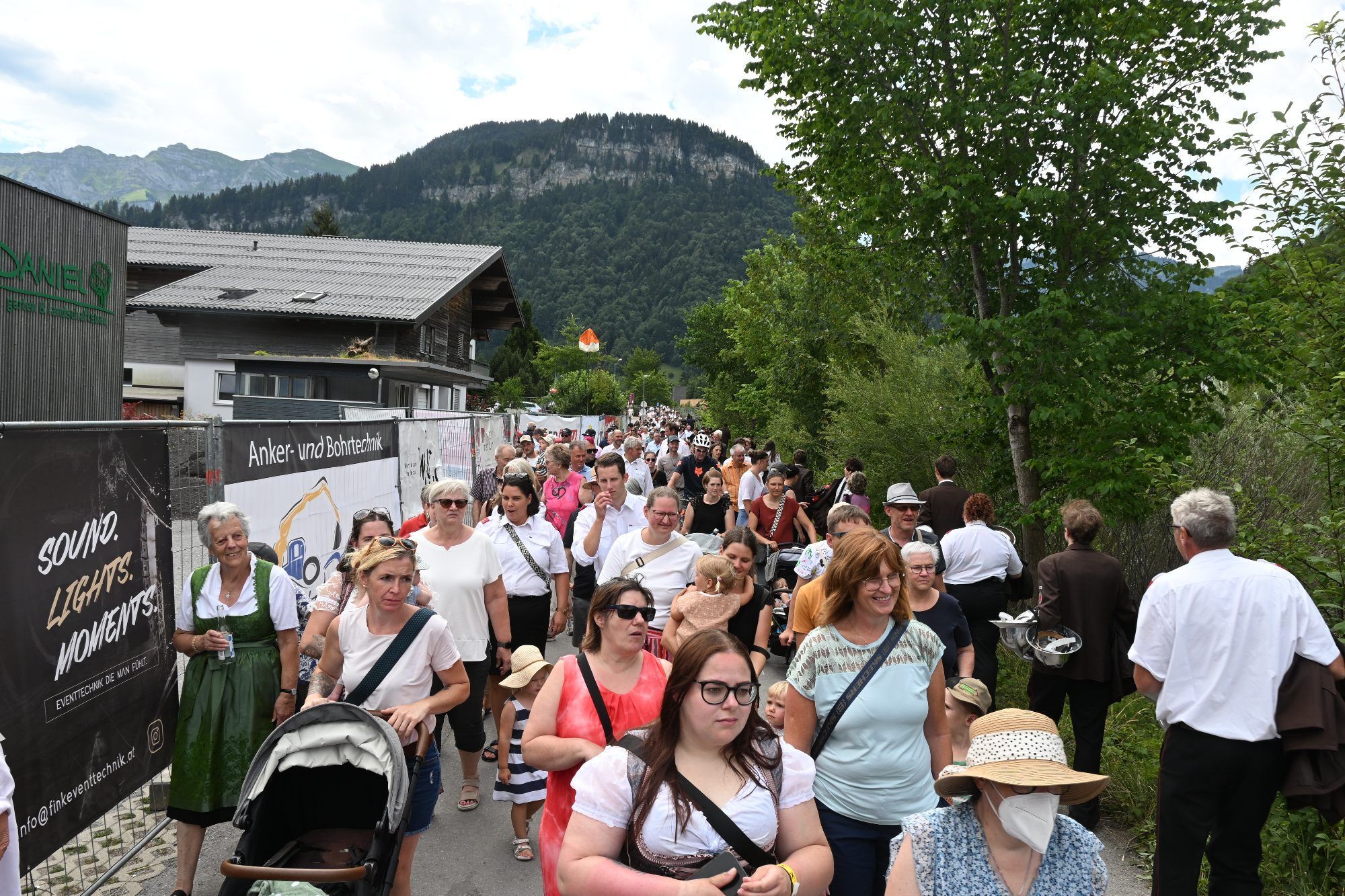 nach dem Umzug herrscht großer Andrang ins Festzelt