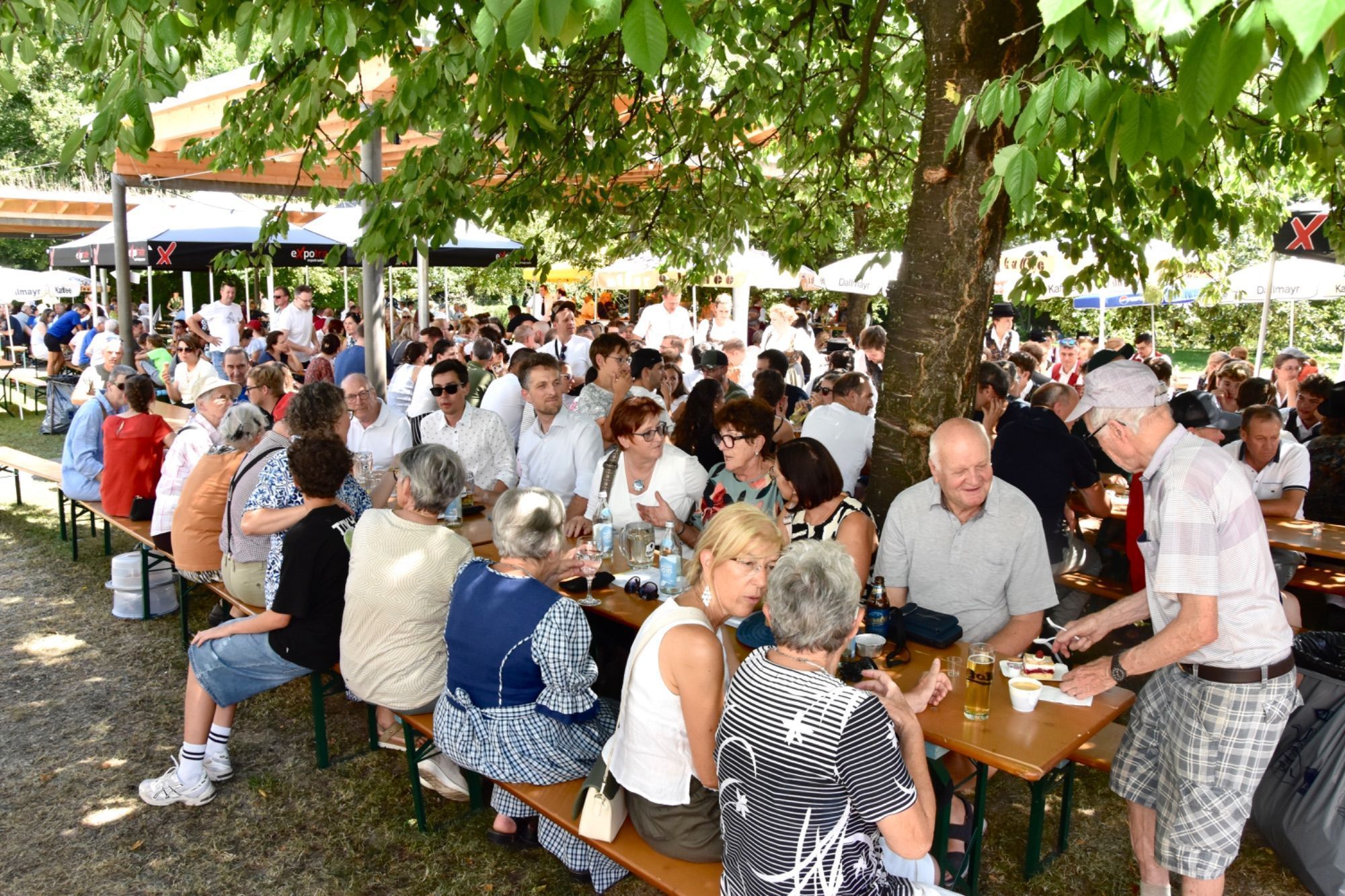 Festumzug und Fahneneinzug in das Festzelt - eine große Freude auch für die glückliche Koblacher Kapellmeisterin Angela Palfrader sowie Gerd Ströhle und Musikvereinsobmann - hier zusammen mit Festobfrau Magdalena Raffeiner.