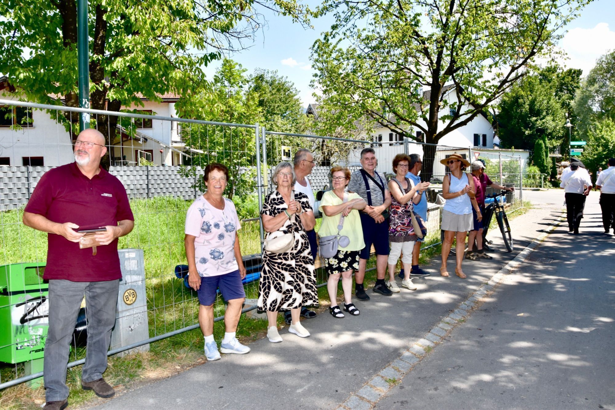 Am letzten Festtag begrüßten zahlreiche Blasmusikfreunde die Musikvereine, die am Festumzug teilgenommen hatten, in der Nähe des Festzeltes.