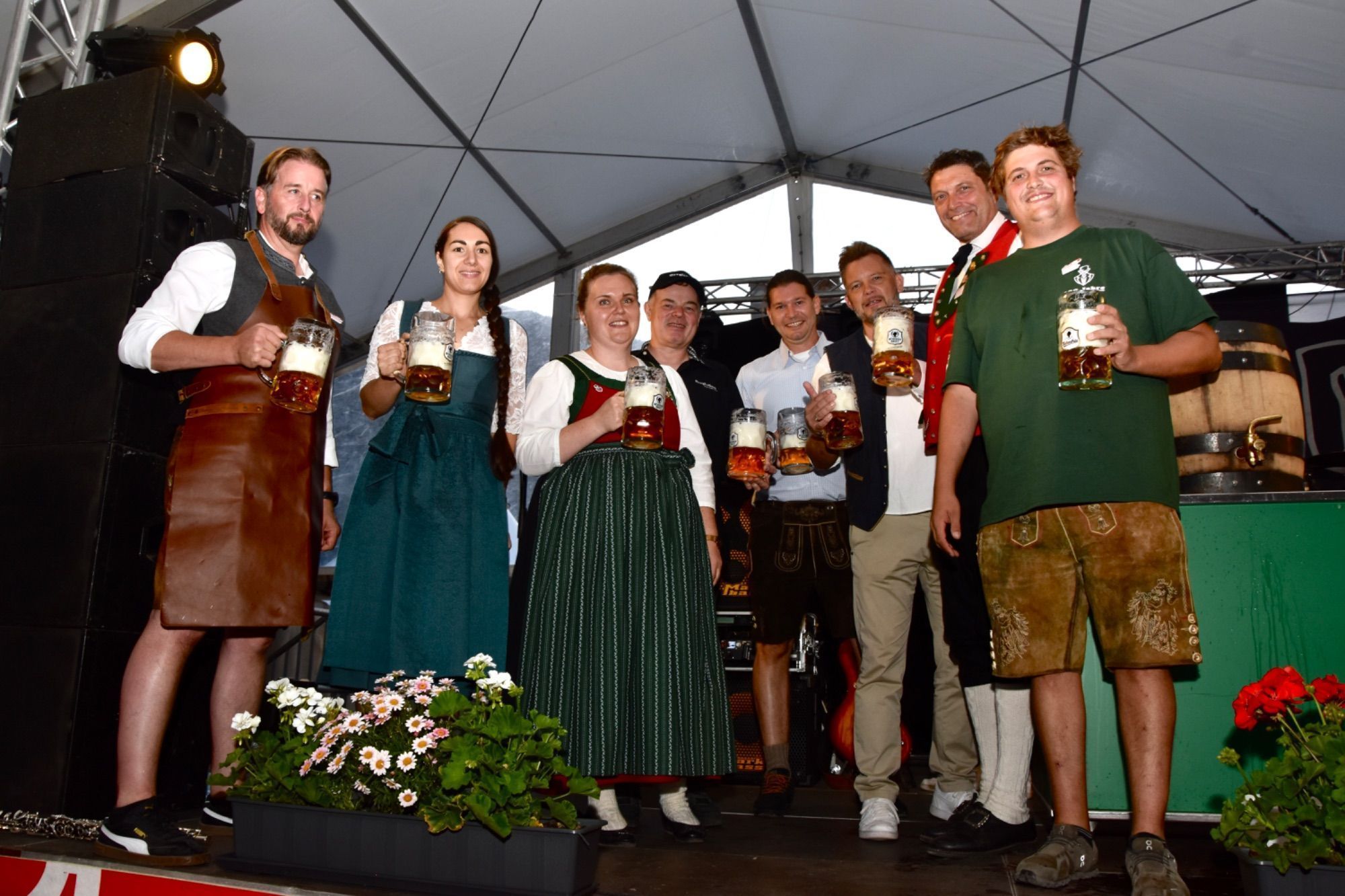 Internationale Musikvereine waren zum dreitägigen Jubiläumsfest der Bürgermusik Gaschurn-Partenen nach Gaschurn angereist. Für Stimmung im Festzelt sorgten etwa Volxrock und die Fegerländer. Den Fassanstich nahm Bgm. Daniel Sandrell vor.