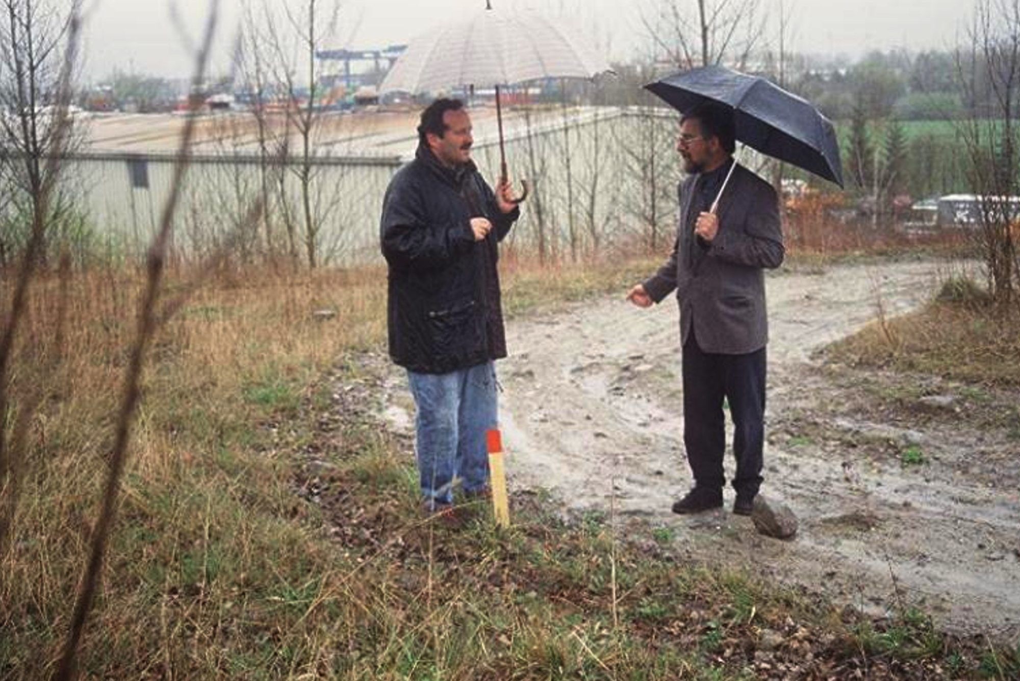 Ein Markstein für die Verkehrsabwicklung im Bereich des Güterbahnhofs: LR Hubert Gorbach und Gerhard Tauber im strömenden Regen beim Lokalaugenschein, als 1997 der Halbanschluss der Senderstraße an die A 14 ausgesteckt wurde.
