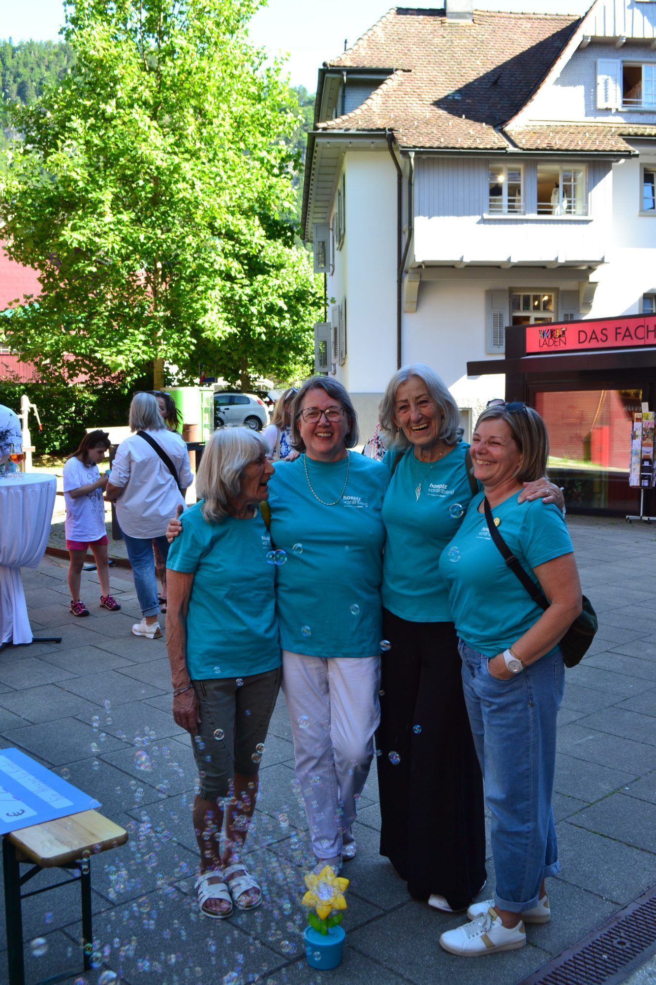 Klara Breuss mit weiteren ehrenamtlichen Mitarbeiterinnen von Hospiz Vorarlberg sowie mit Silvia Mähr von der Kontaktstelle Trauer. (Foto: GHP)