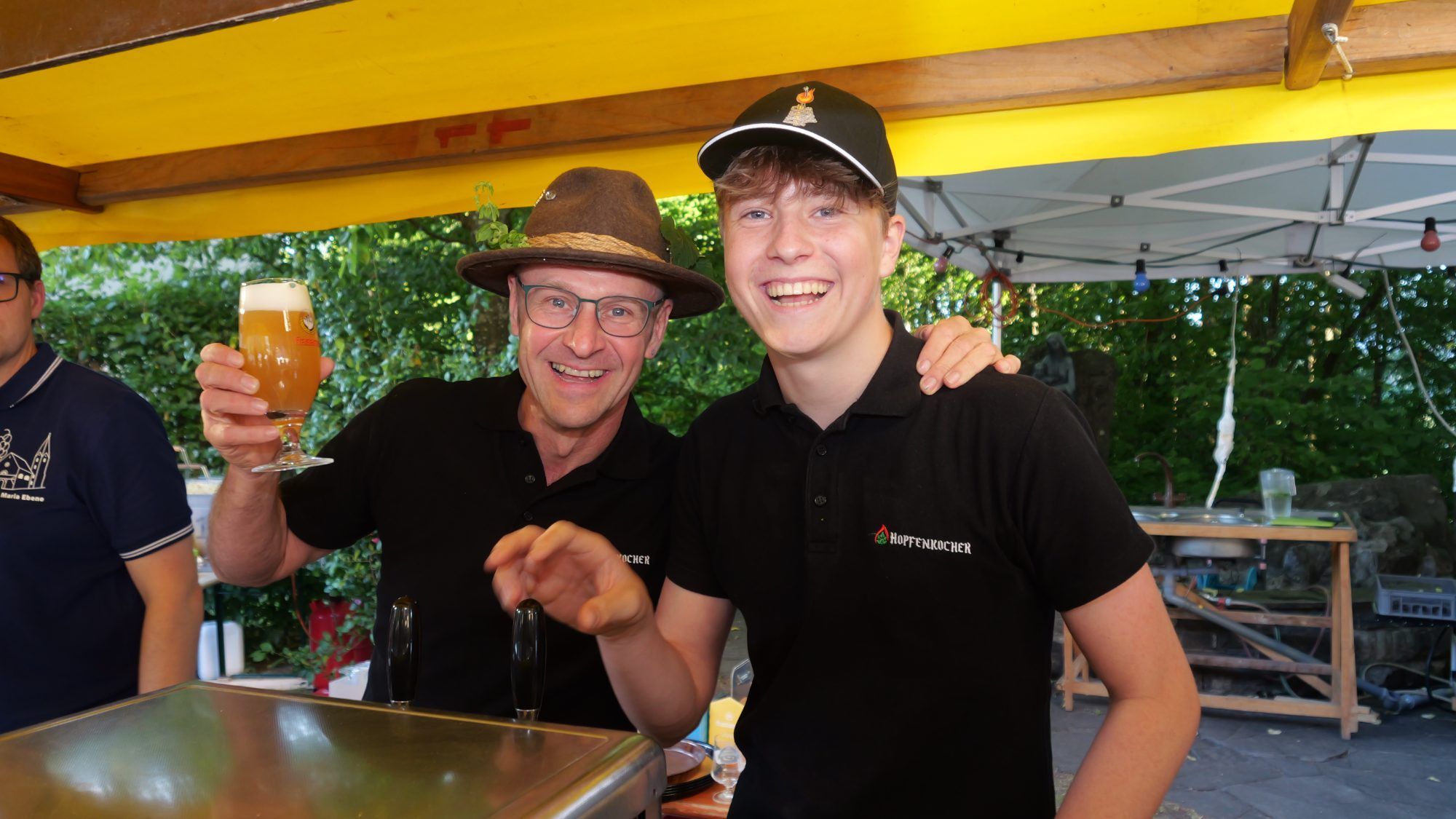 Hopfenkocher Peter Wilhelm (links) und Simon sorgten am Bierausschank mit frisch gezapftem Bier für die passende Erfrischung beim Jubiläumsfest der Kapelle Maria Ebene.