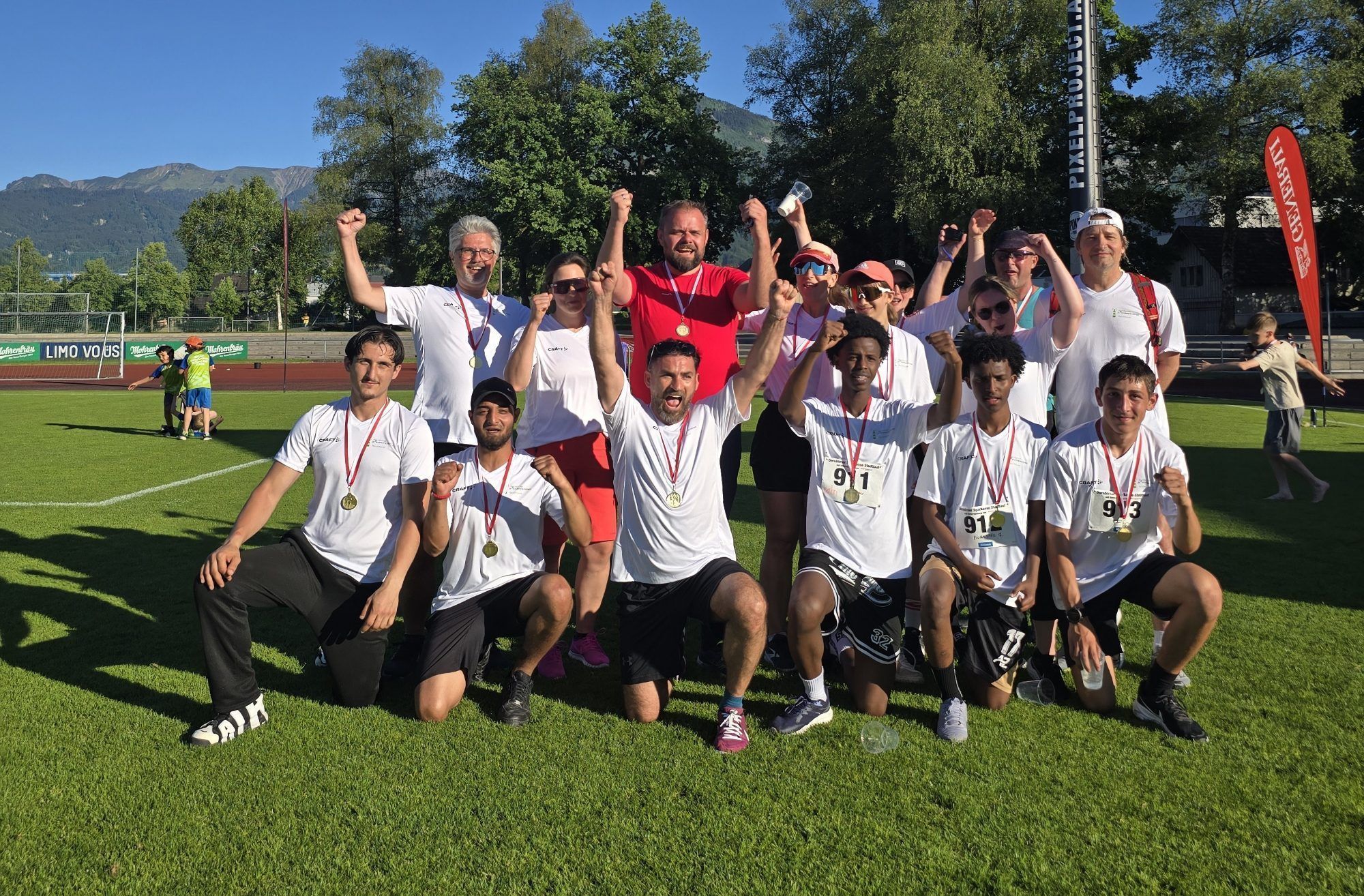 (Foto: DJW) Die erfolgreichen Läufer Suheyb, Jabril und Florian mit dem Team der Jugendwerkstätten und Bürgermeiste Markus Fäßler beim Stadtlauf.