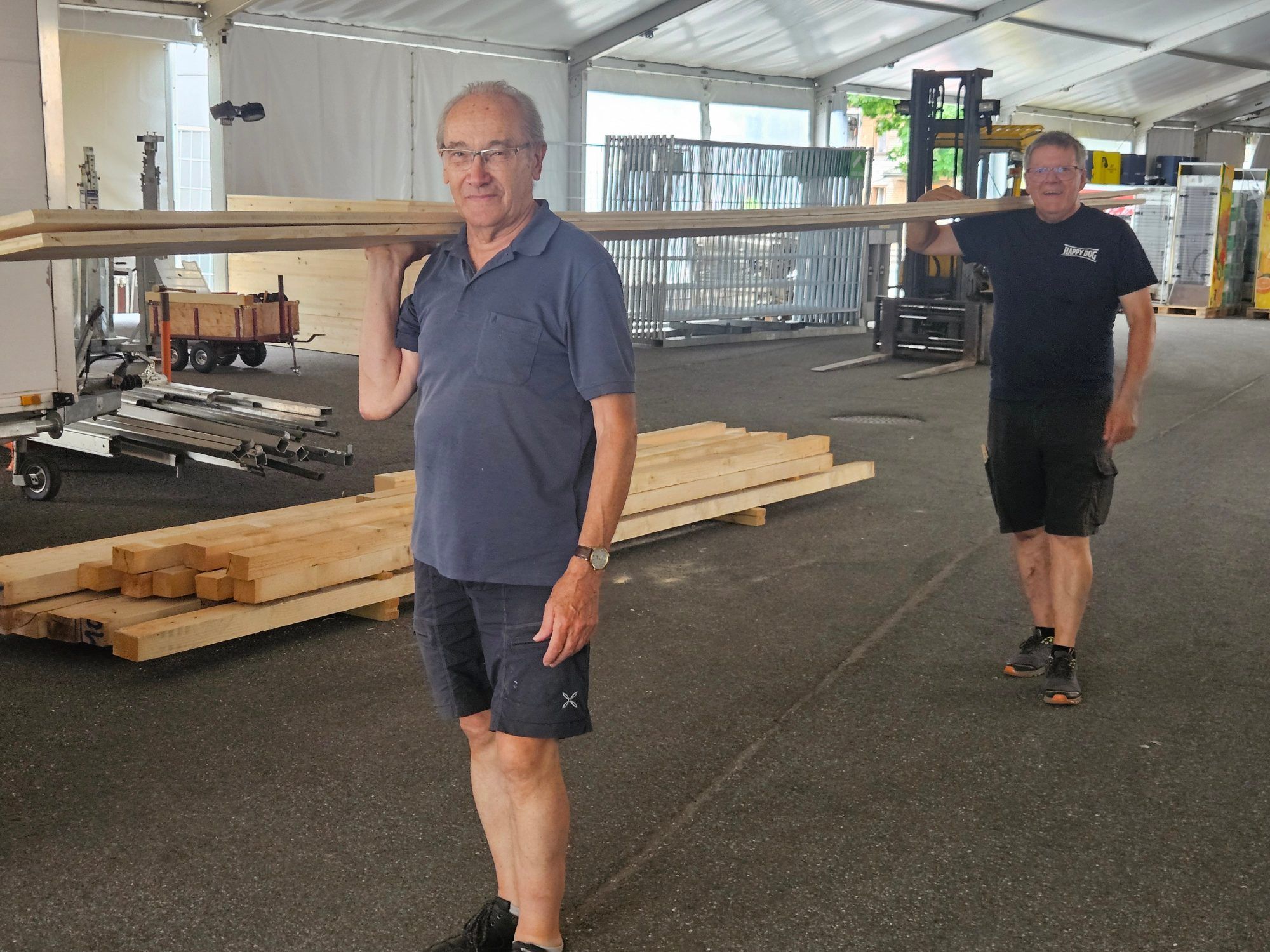 Auch Altbgm. Peter Bereuter und Alois Faißt leisten tatkräftige Unterstützung.