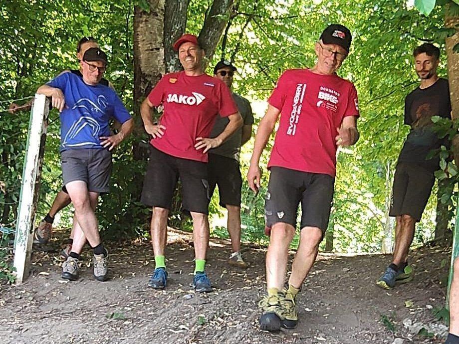 OK-Chef Martin Salzmann (vorne) packt gemeinsam mit seinem Team selbst kräftig mit an.