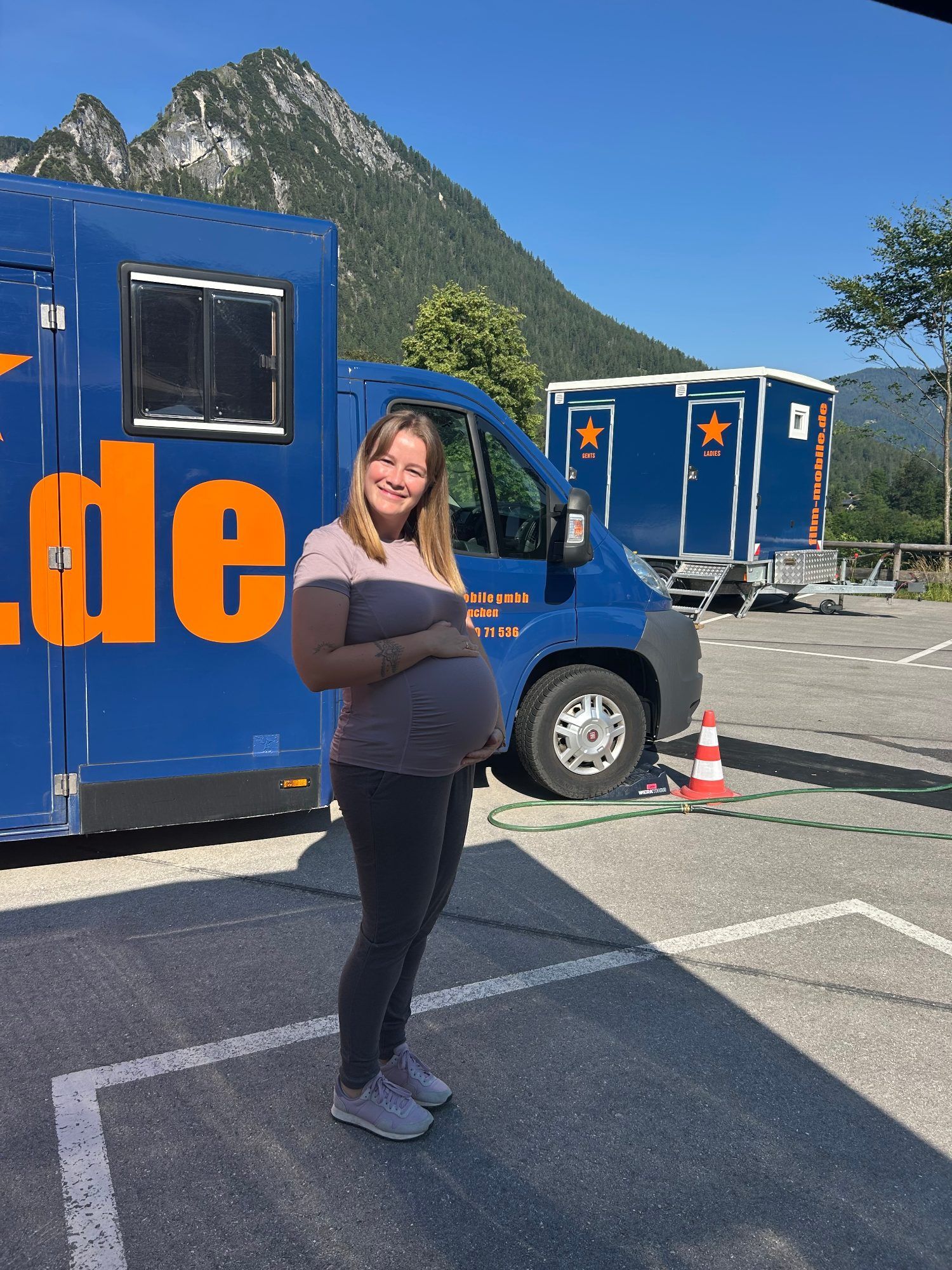Hier ist Rebecca Komparsin in der Hebammenserie