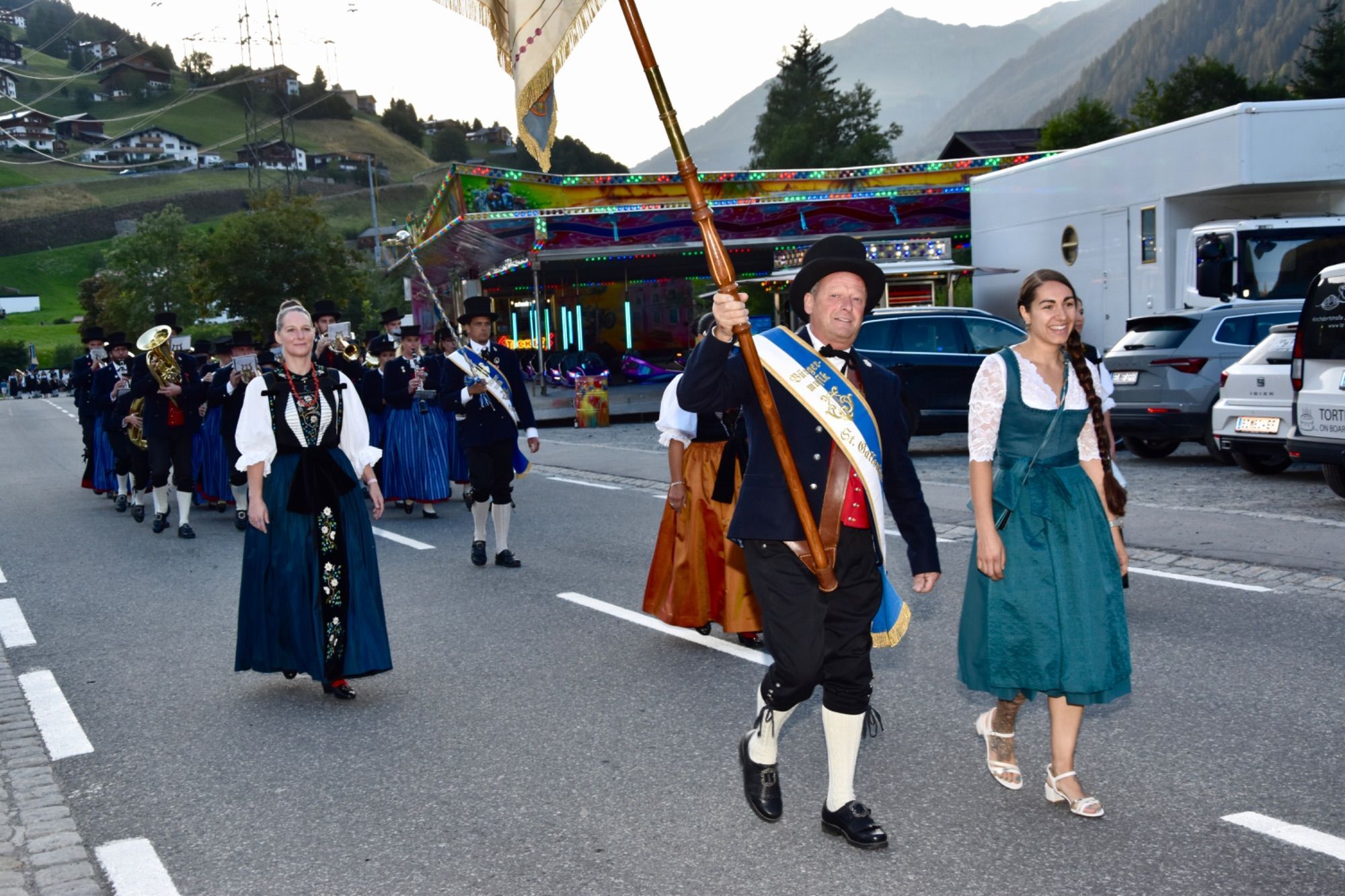 Internationale Musikvereine waren zum dreitägigen Jubiläumsfest der Bürgermusik Gaschurn-Partenen nach Gaschurn angereist. Für Stimmung im Festzelt sorgten etwa Volxrock und die Fegerländer. Den Fassanstich nahm Bgm. Daniel Sandrell vor.