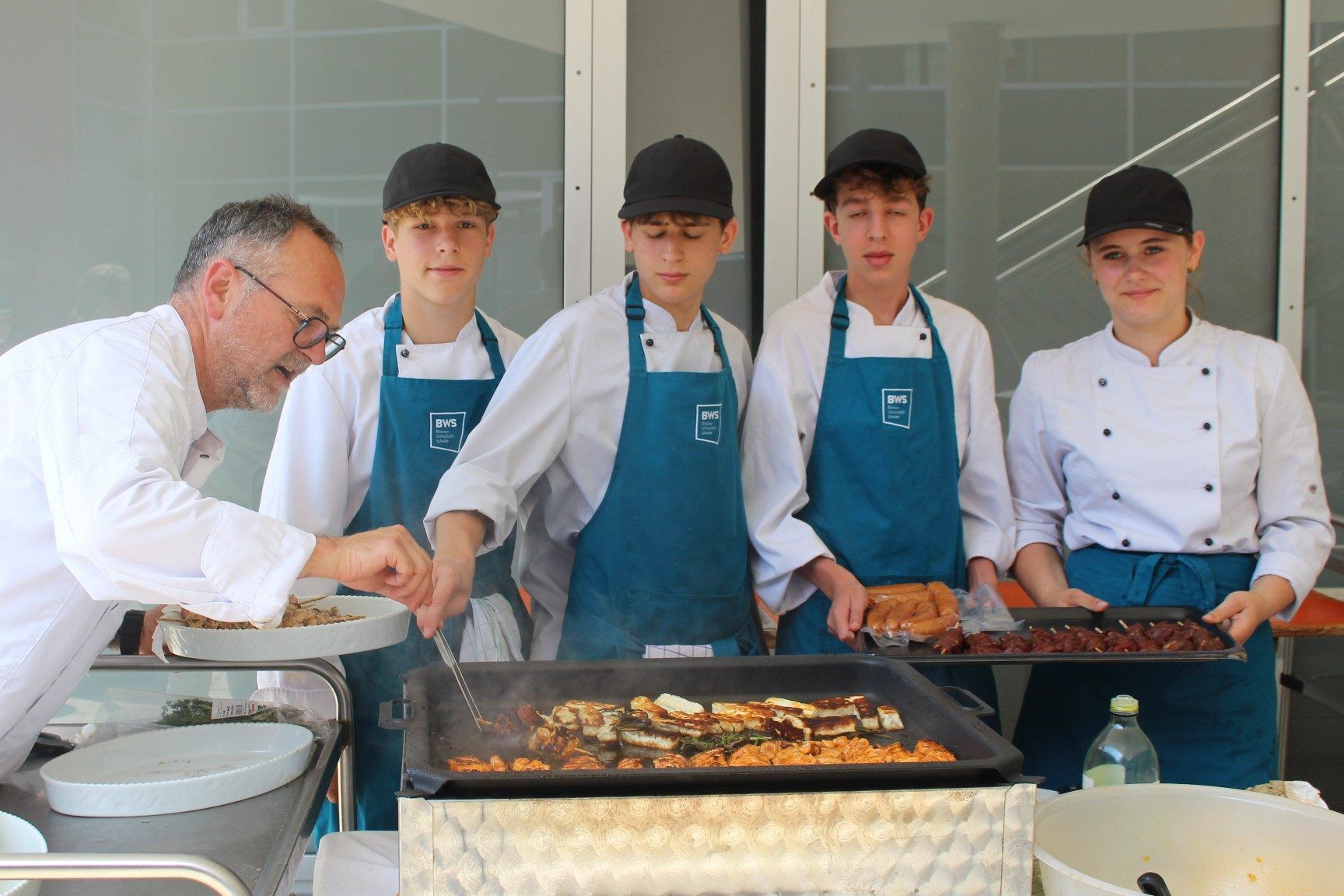 Im Wechsel mit Kolleginnen und Kollegen war das Grillteam Gastgeber (Bild)> und Gäste zugleich.