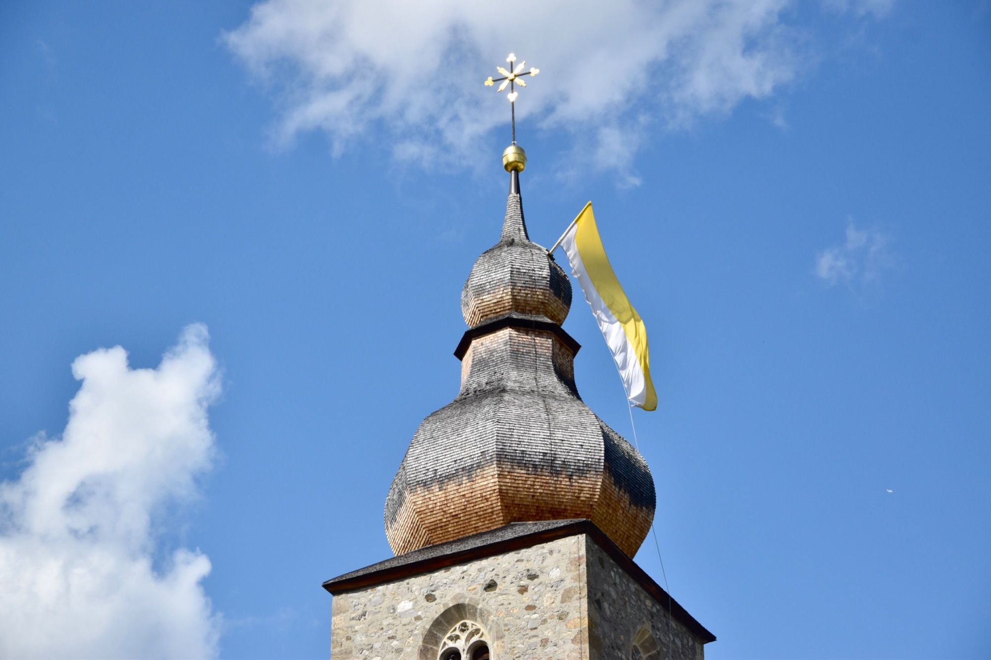 Am Turm der jahrhundertealten Walserkirche in Lech wehte aus Anlass des Jubiläums