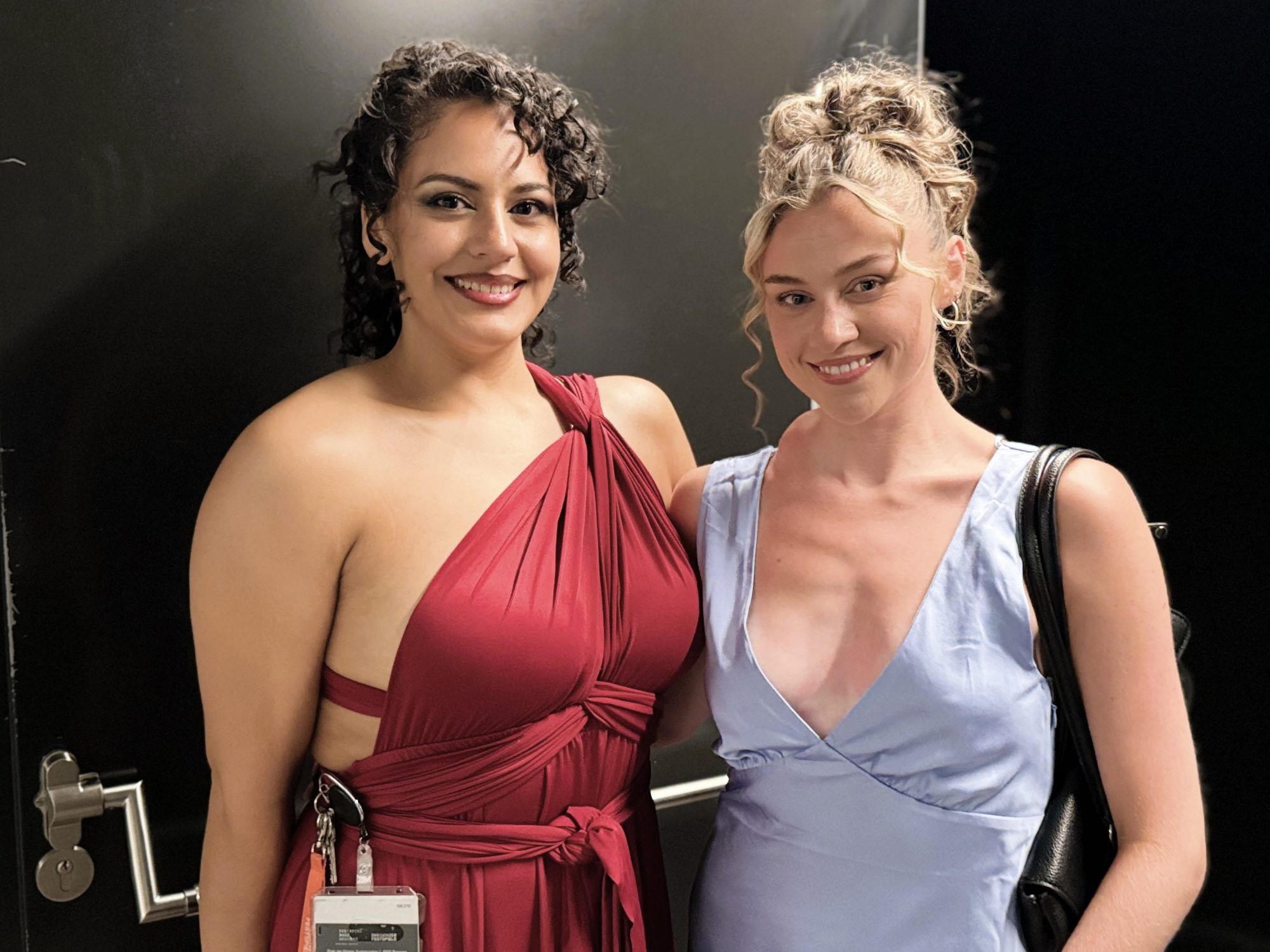 Maskenbildnerin Zela Sanchez mit Tänzerin Krystine Cunningham.