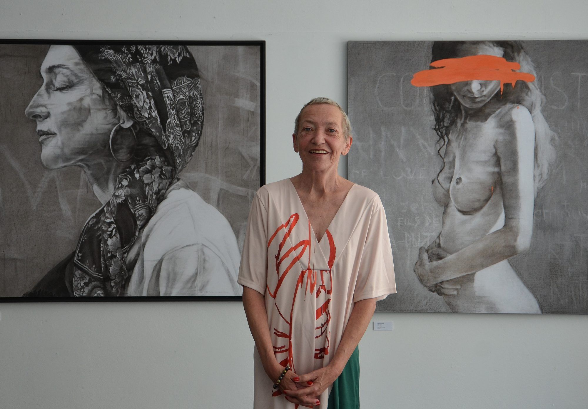 Sylvia in ihrer Art Gallery in Bregenz, vor Bildern des französischen Künstlers Thierry Dalat. HRJ