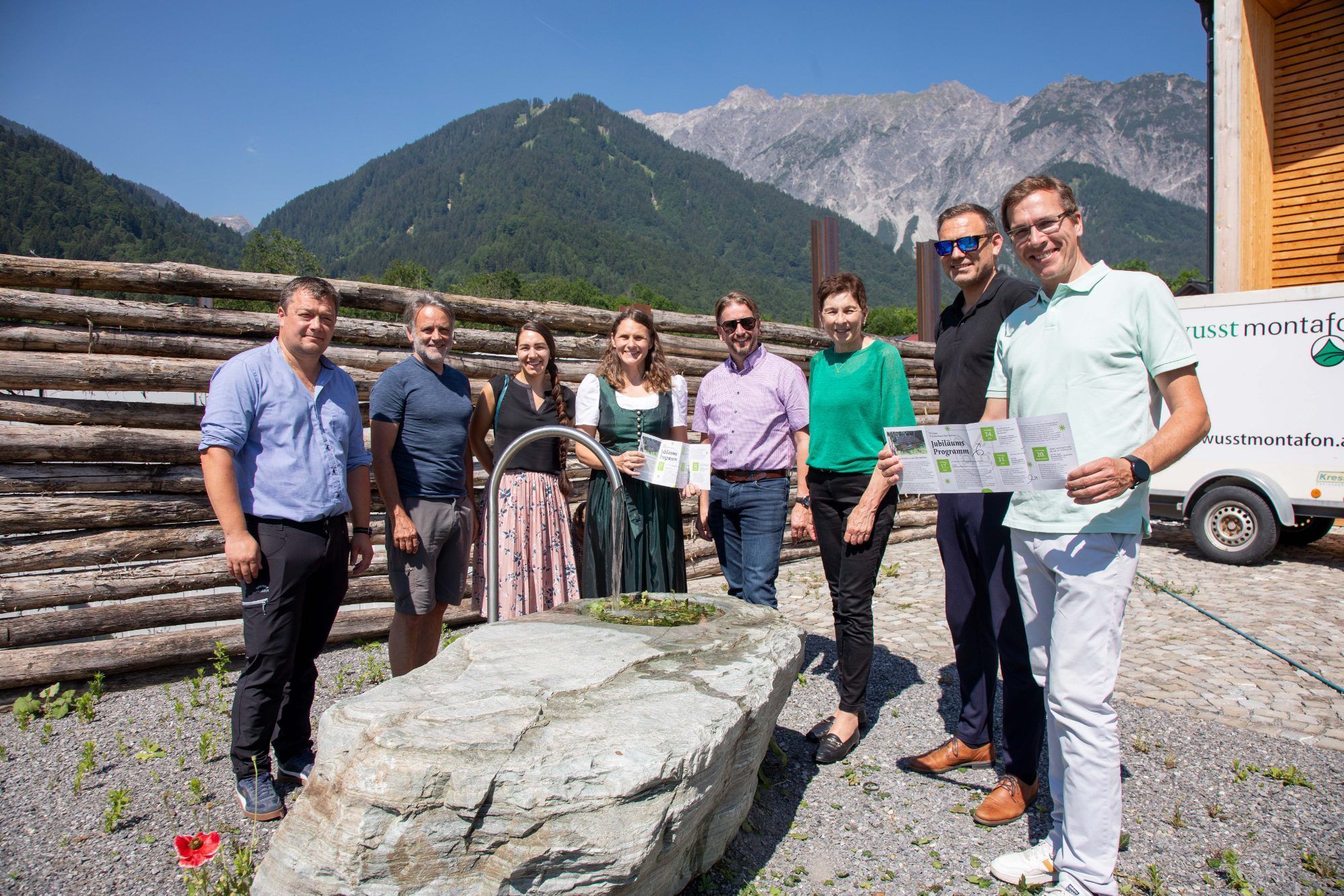 Das 20-jährige Jubiläum der Waldschule Montafon wurde von vielen Weggefährten mit einem kleinen Festakt in Vandans gefeiert – Forst-Betriebsleiter Andreas Drexle, Bgm. Thomas Zudrell, Bgm.in Lisi Kuster, Waldschul-Leiterin Sylvia Ackerl, Standesrepräsentant Bgm. Daniel Sandrell, LAbg. Andrea Schwarzmann, Stephan Philipp (Land Vorarlberg) und Bgm. Florian Küng (v. l.)