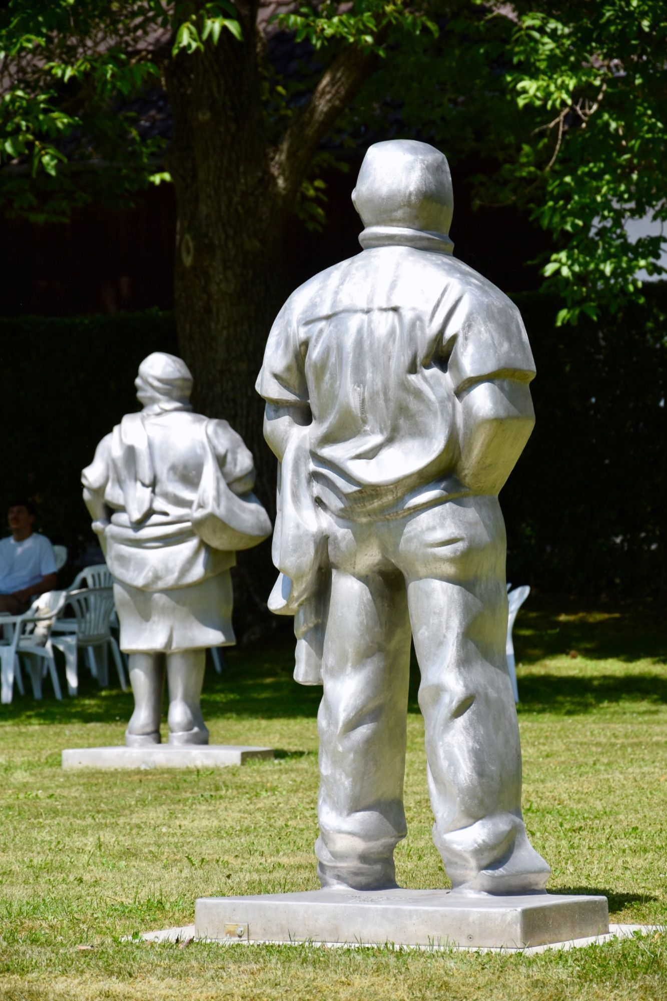 Ausstellung von Skulpturen des studierten Holz- und Steinbildhauers Georg Loewit im weitläufigen Park der Villa Falkenhorst in Thüringen, der für verschiedene Veranstaltungen genutzt wird.