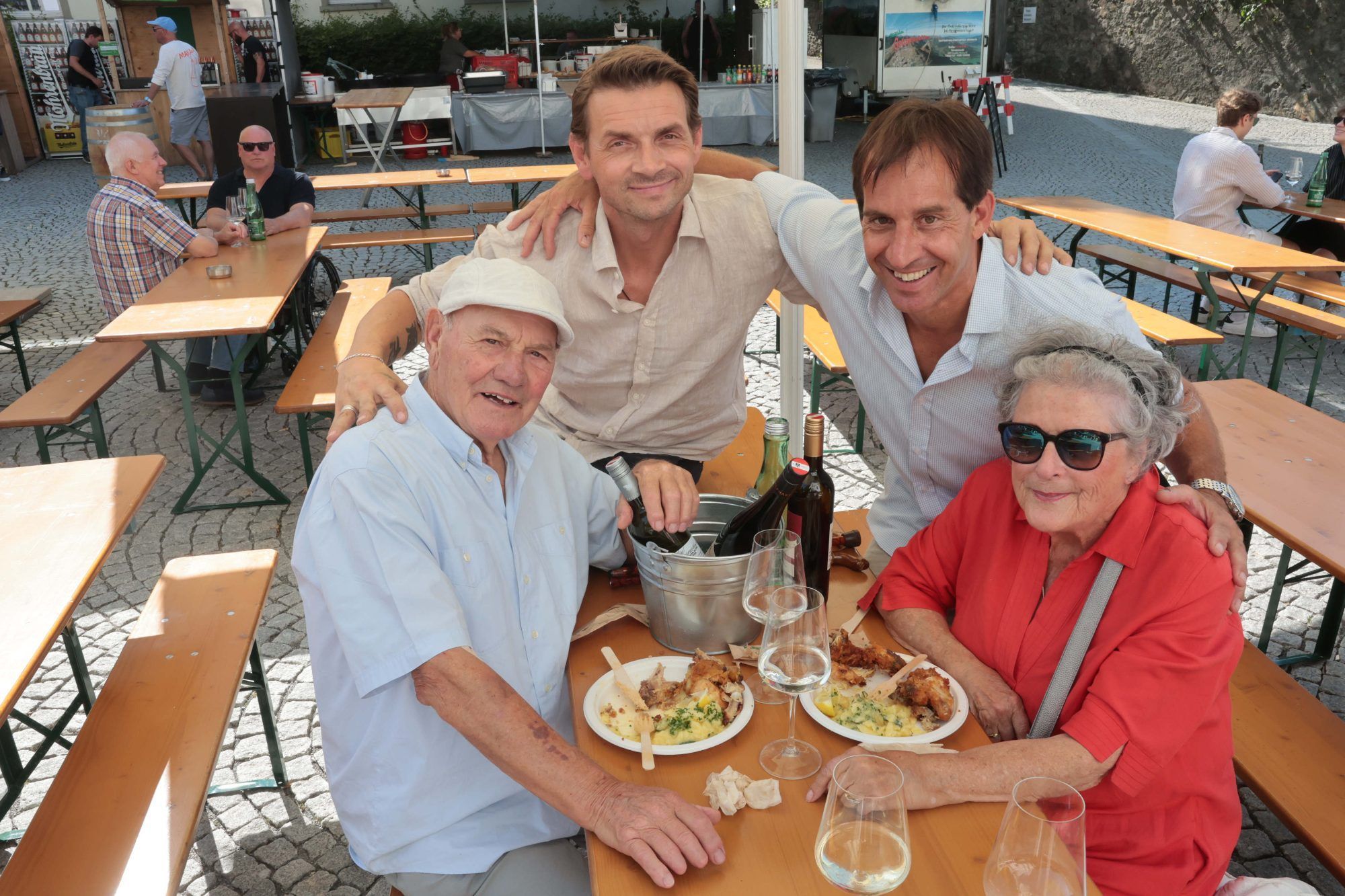 Guntram Peter, Marco Wachter, Alex Moosbrugger und Elke Peter kommen immer am Donnerstag zum Hohenemser Weinfest.