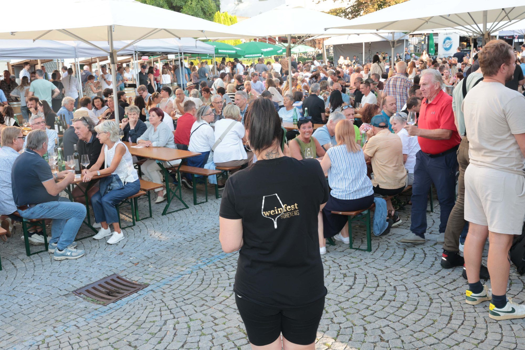 Für Helfer:innen gibt es eigene T-Shirts.